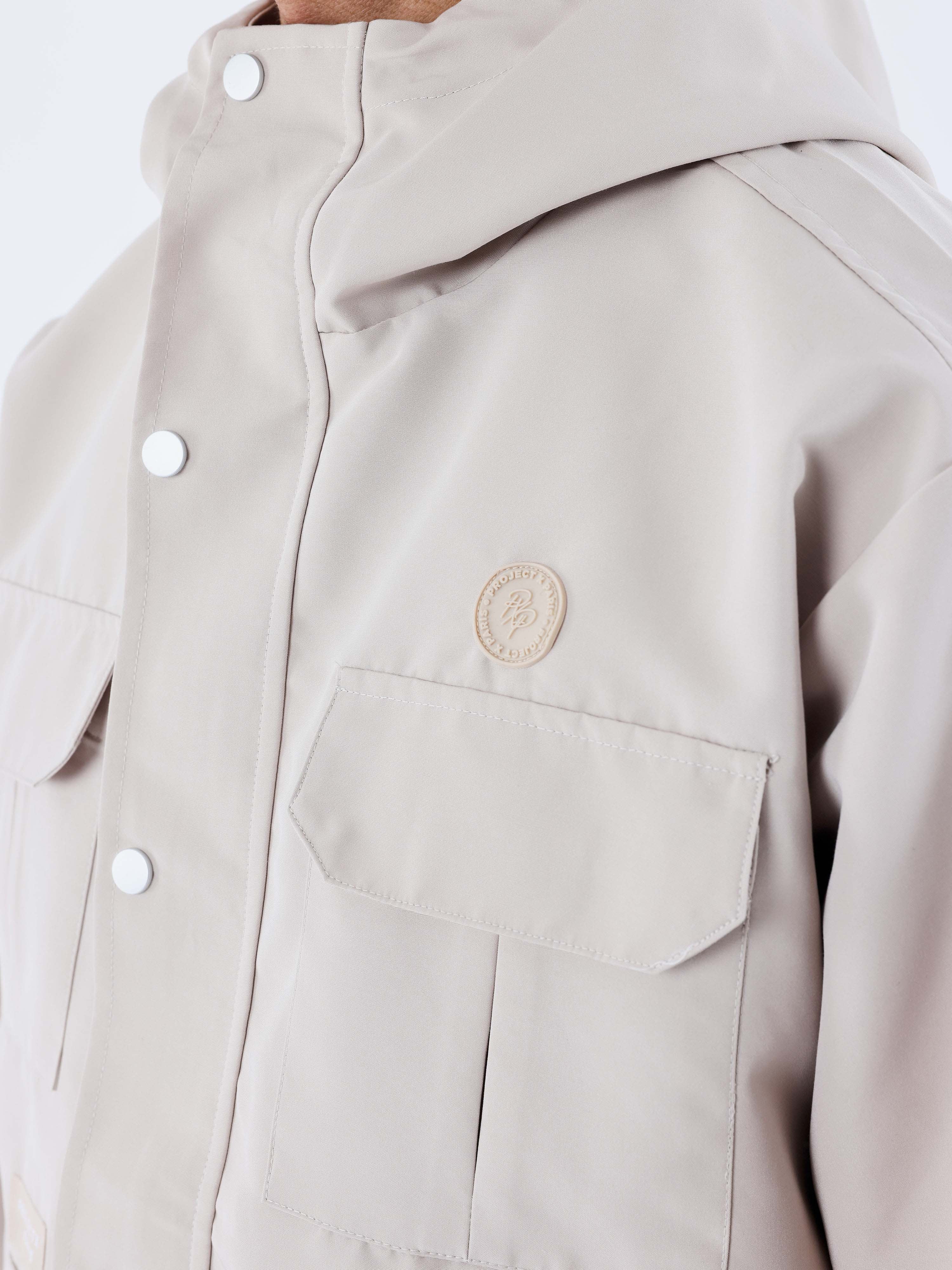 Chaqueta con capucha técnica-5