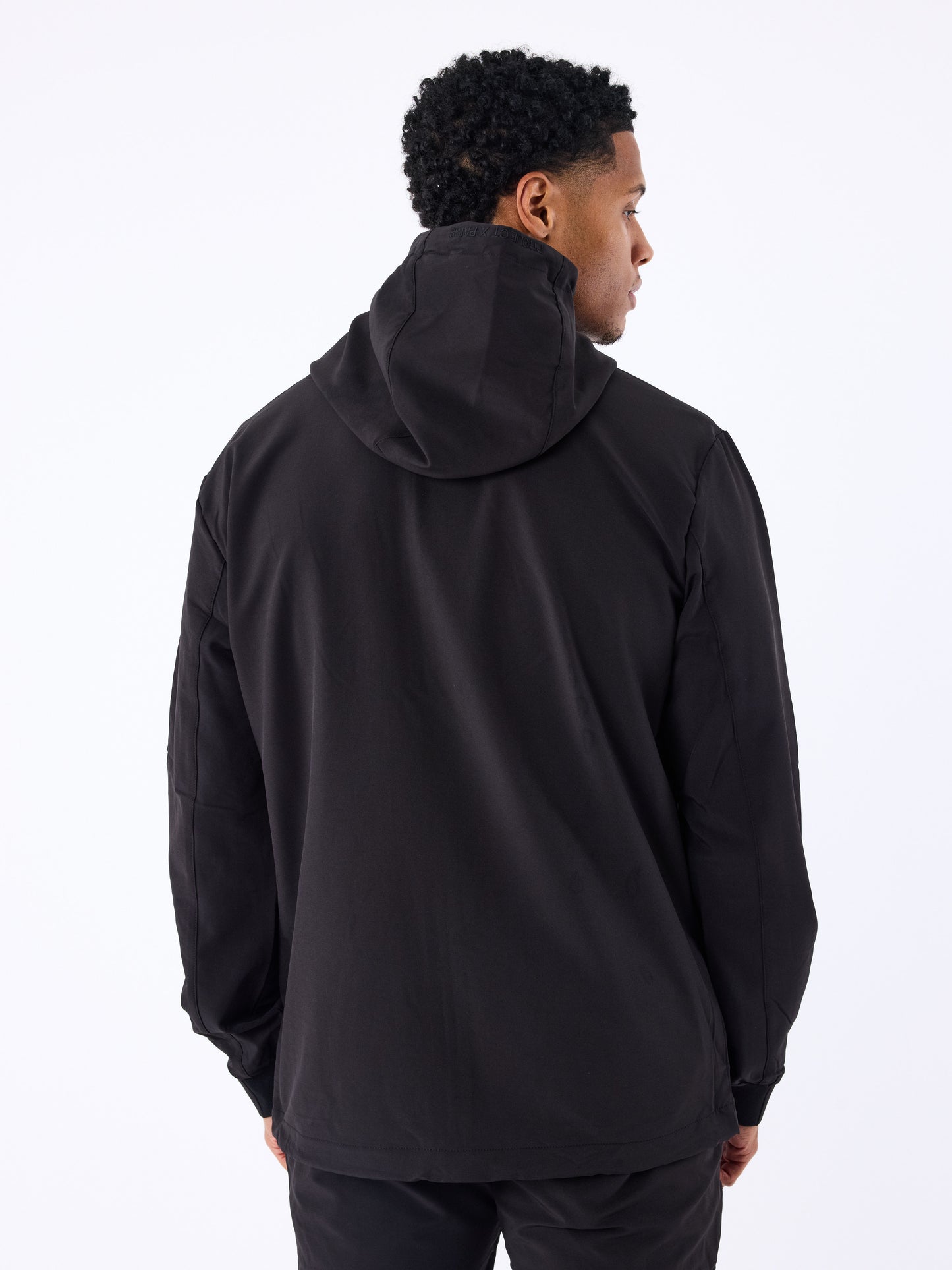 veste-a-capuche-technique-noir-modelshot