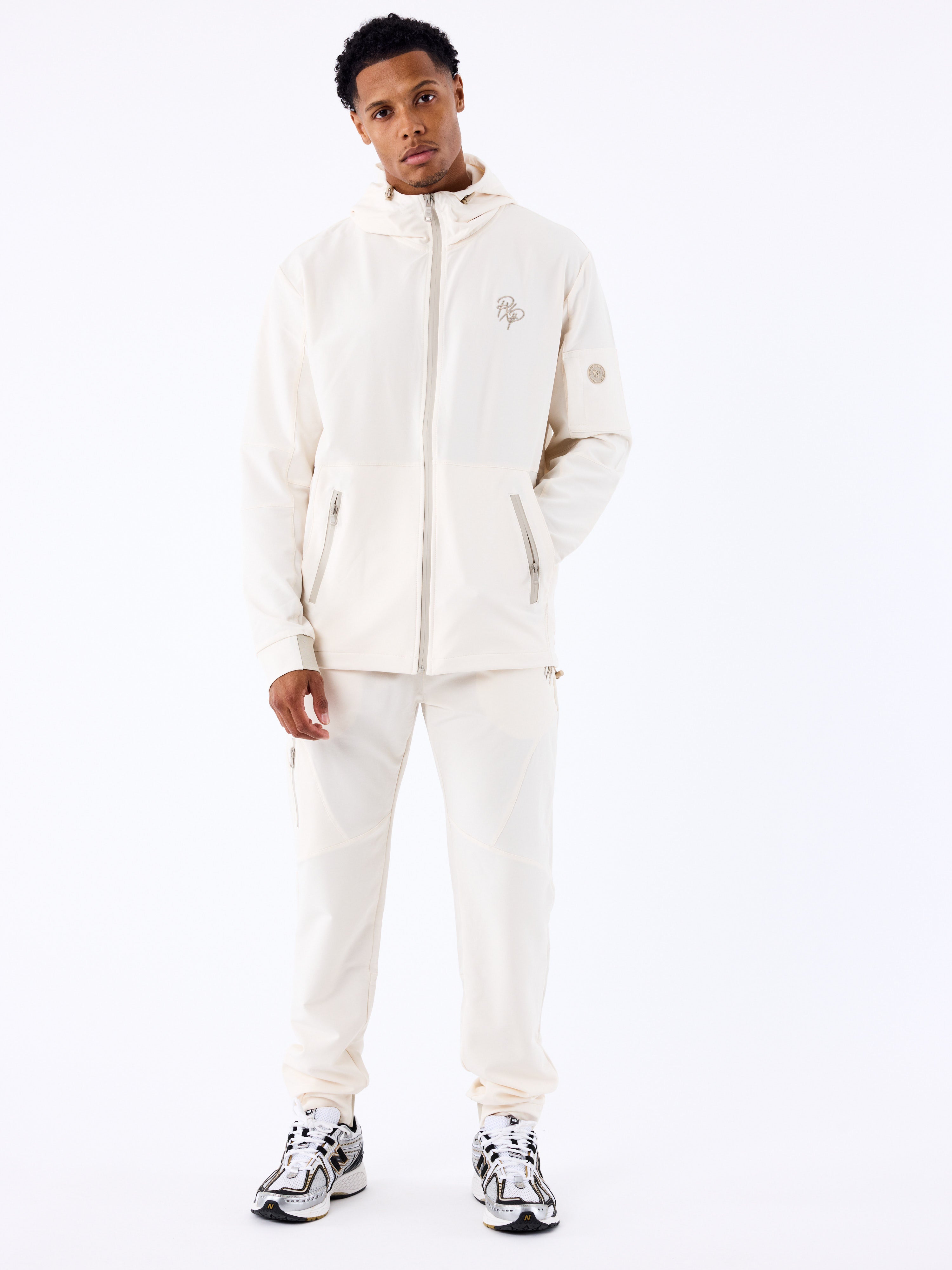 veste-a-capuche-technique-craie-modelshot