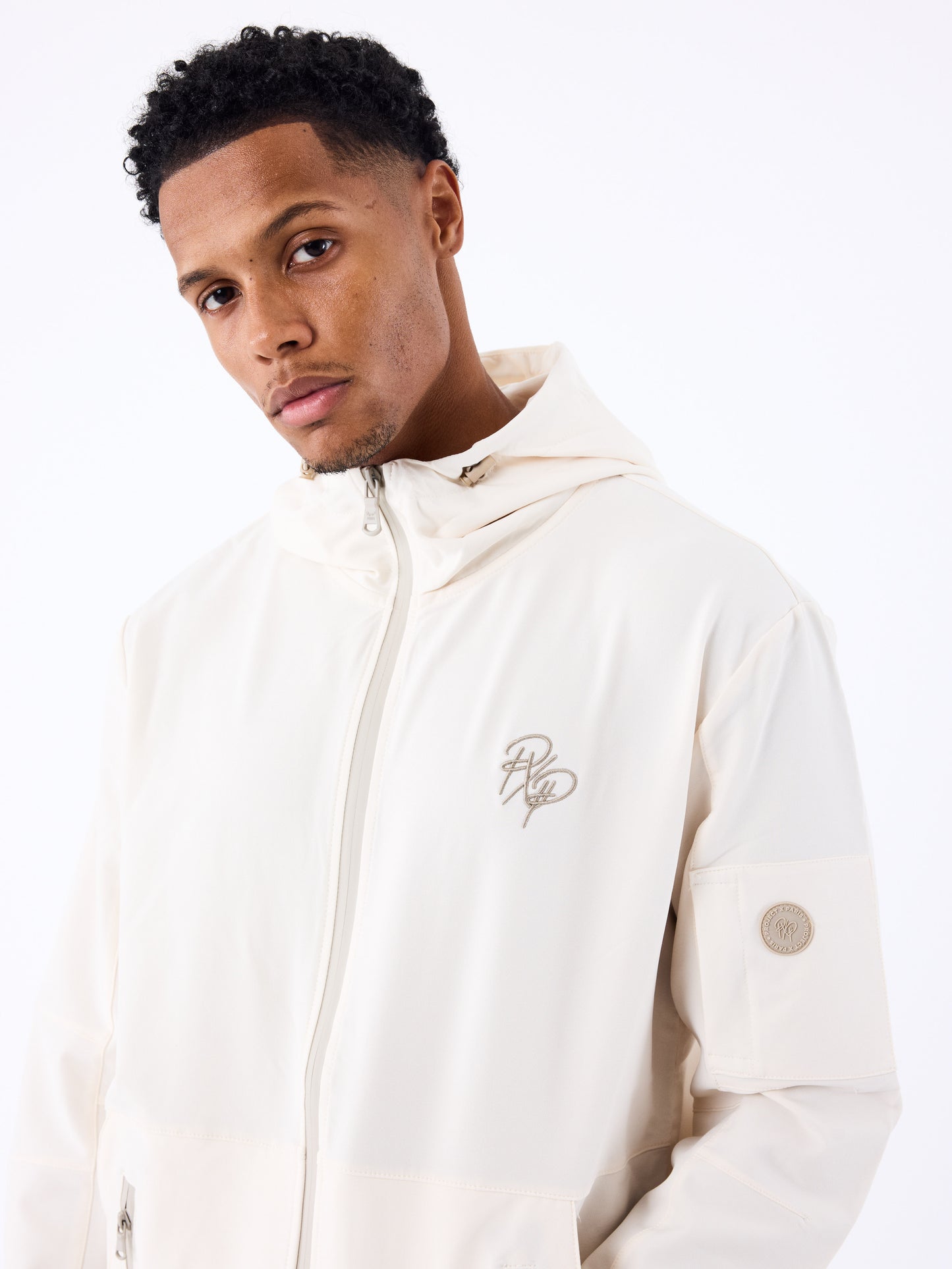veste-a-capuche-technique-craie-modelshot