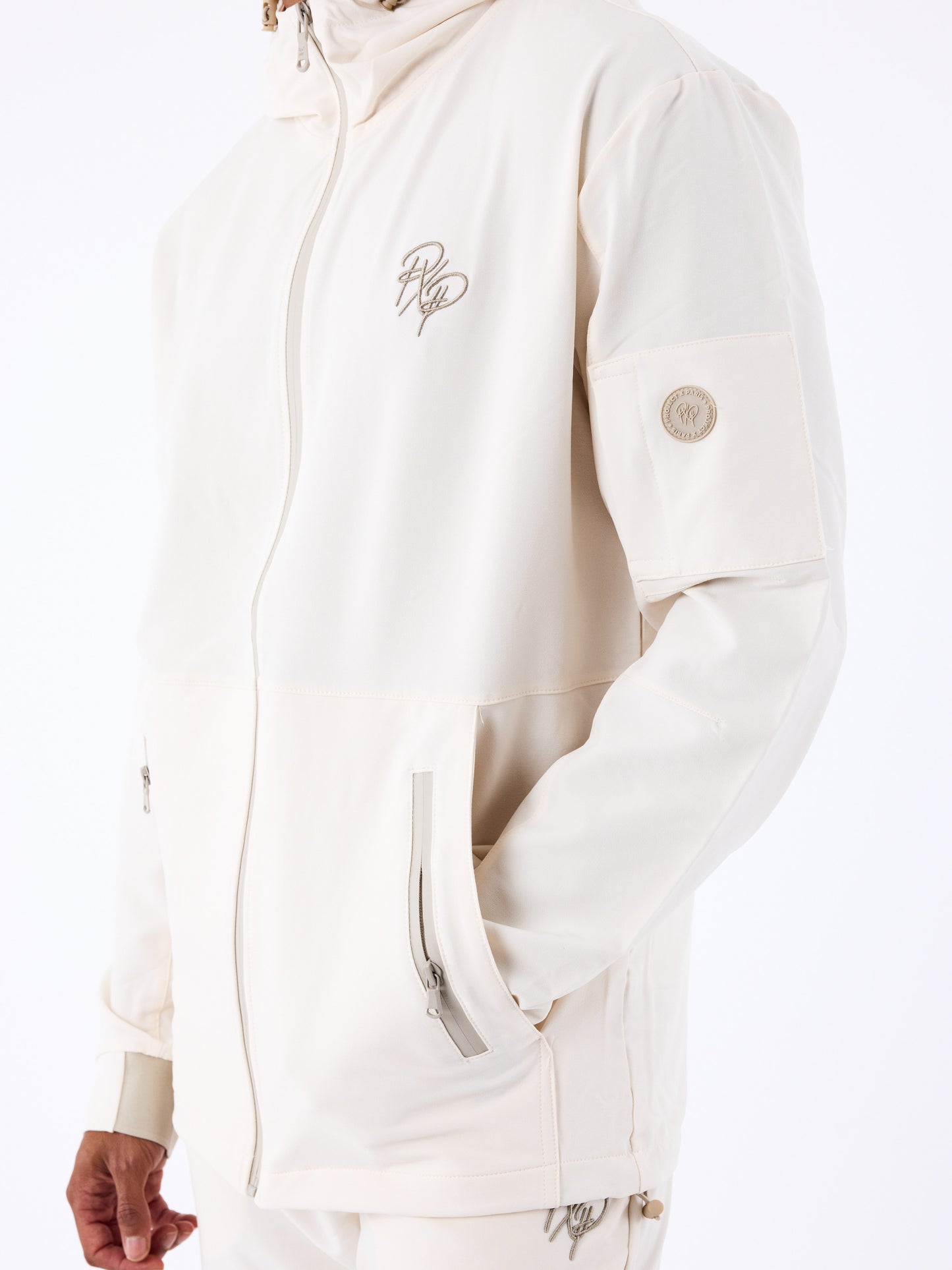 veste-a-capuche-technique-craie-modelshot