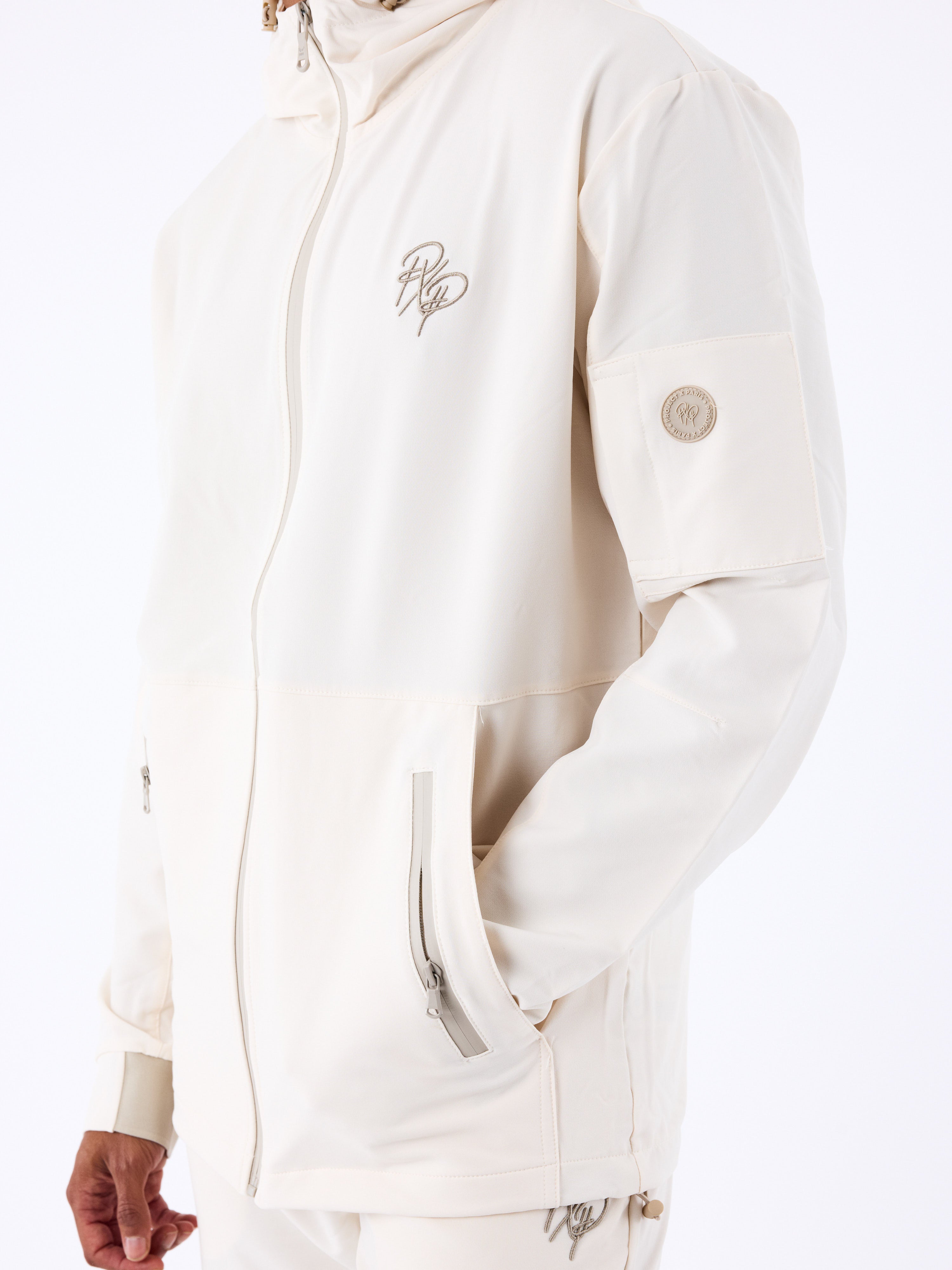 veste-a-capuche-technique-craie-modelshot