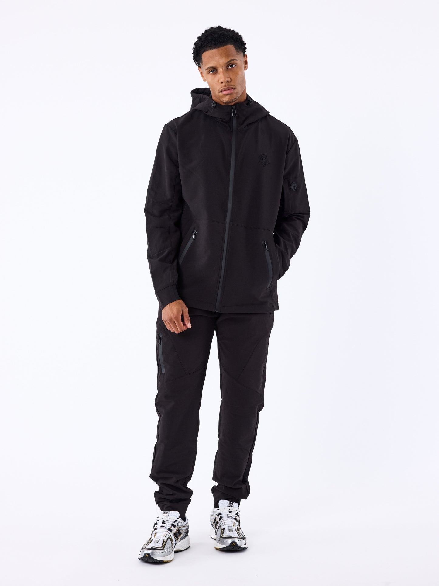 veste-a-capuche-technique-noir-modelshot