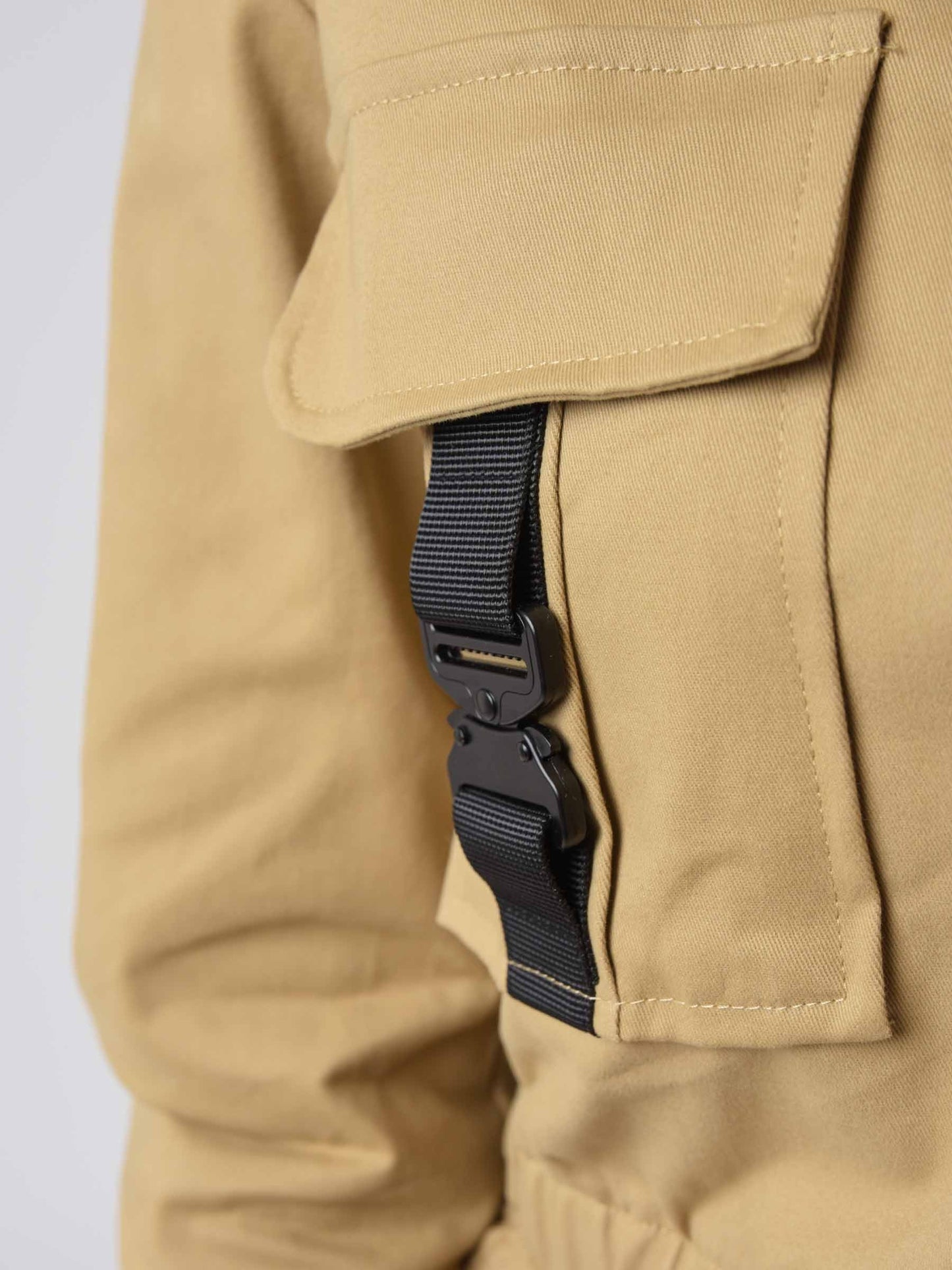 veste-a-poches-col-chemise-beige-detailshot