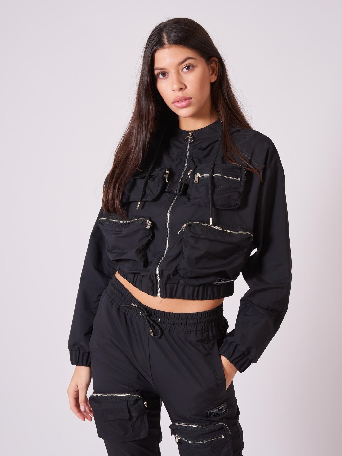 veste-capuche-poches-relief-f203076-noir-modelshot