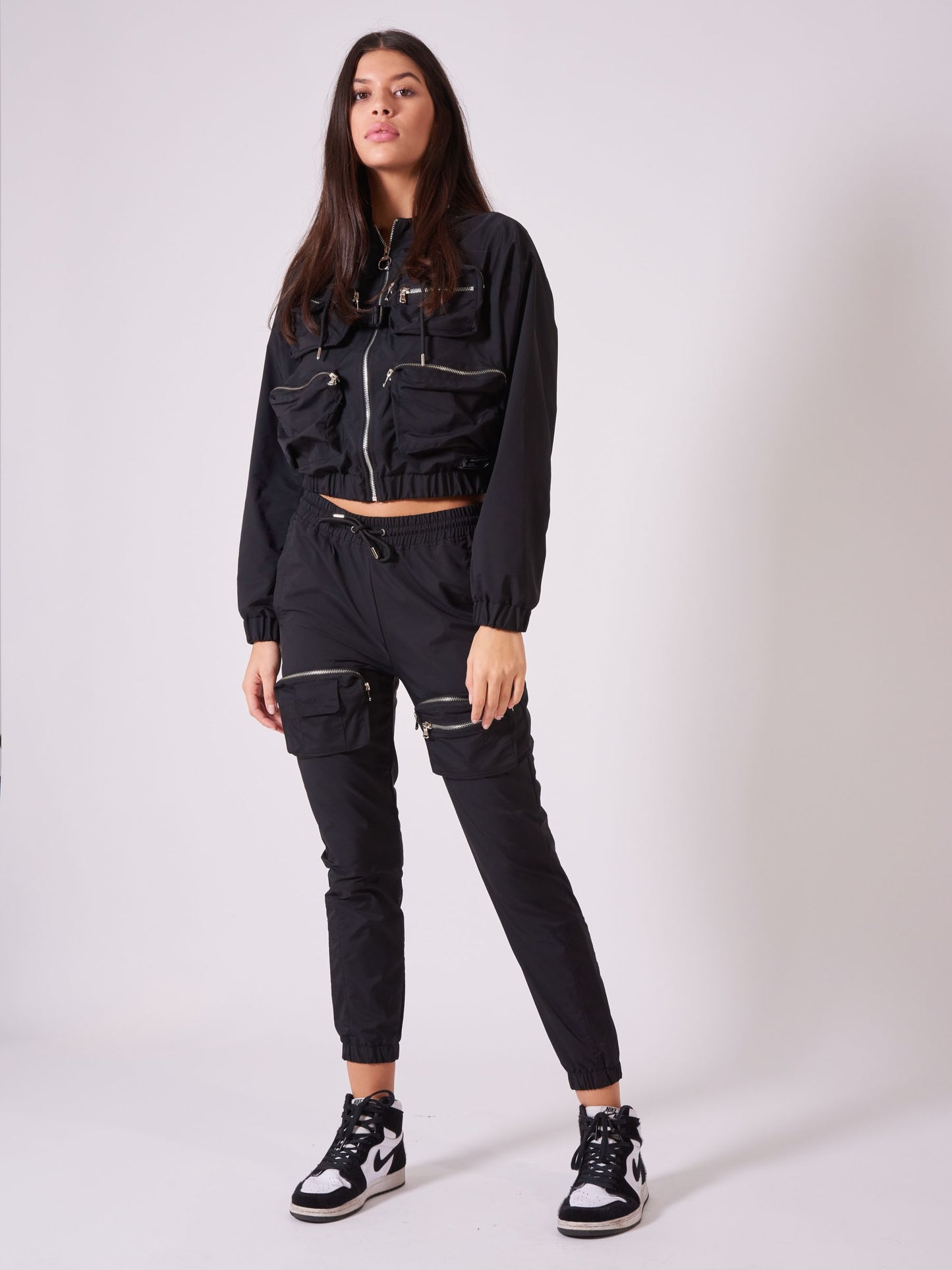 veste-capuche-poches-relief-f203076-noir-modelshot