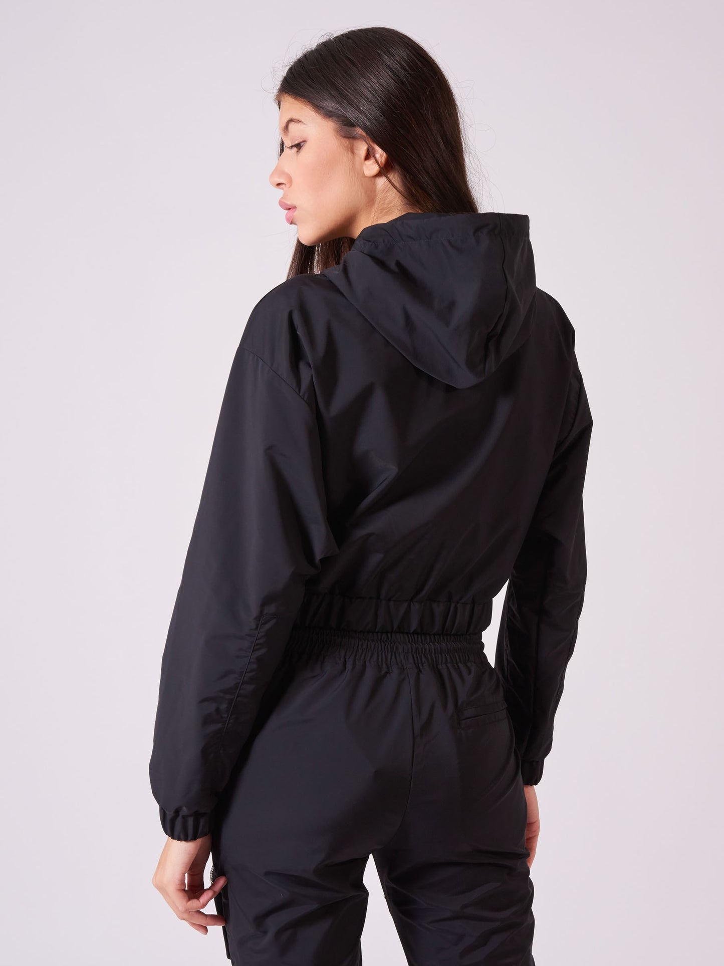 veste-capuche-poches-relief-f203076-noir-modelshot