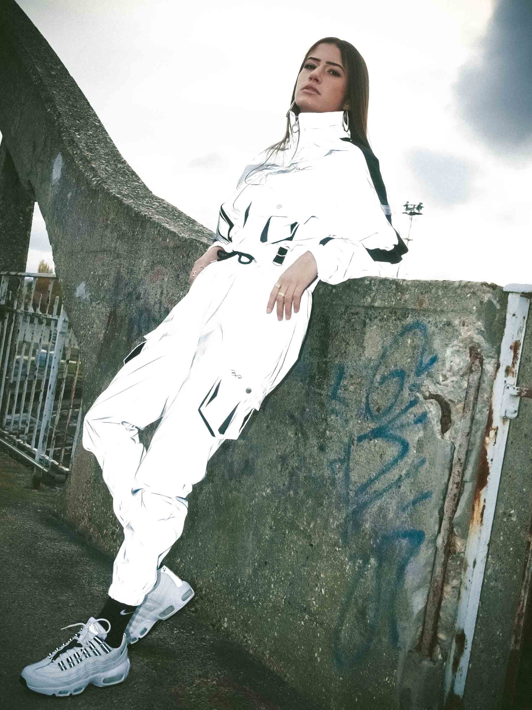 veste-courte-poches-oversize-reflechissant-modelshot