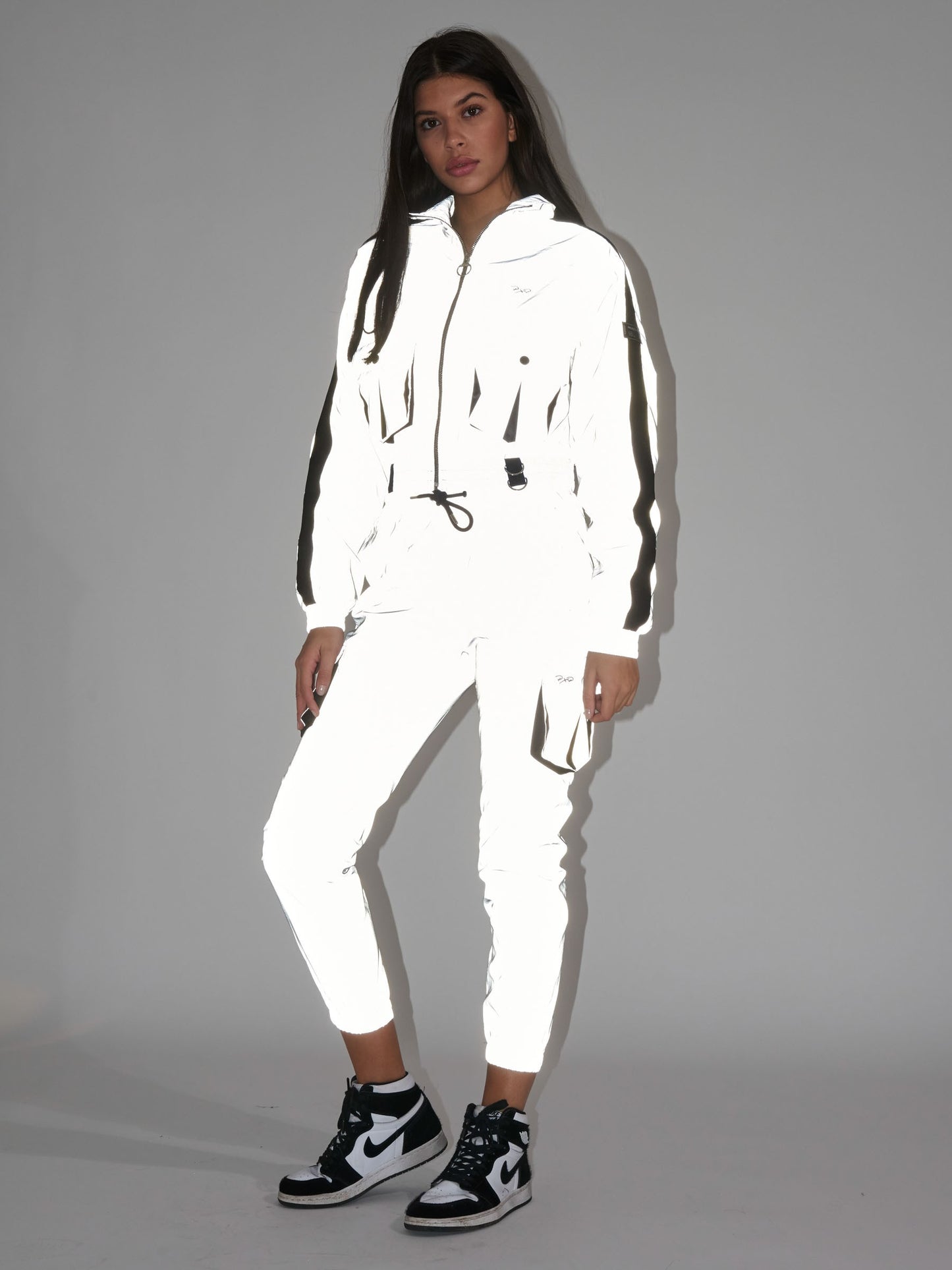 veste-courte-poches-oversize-reflechissant-modelshot