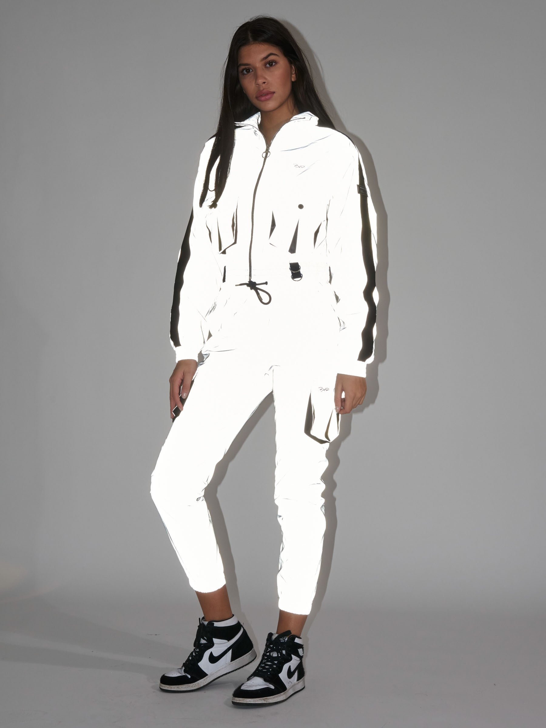 veste-courte-poches-oversize-reflechissant-modelshot