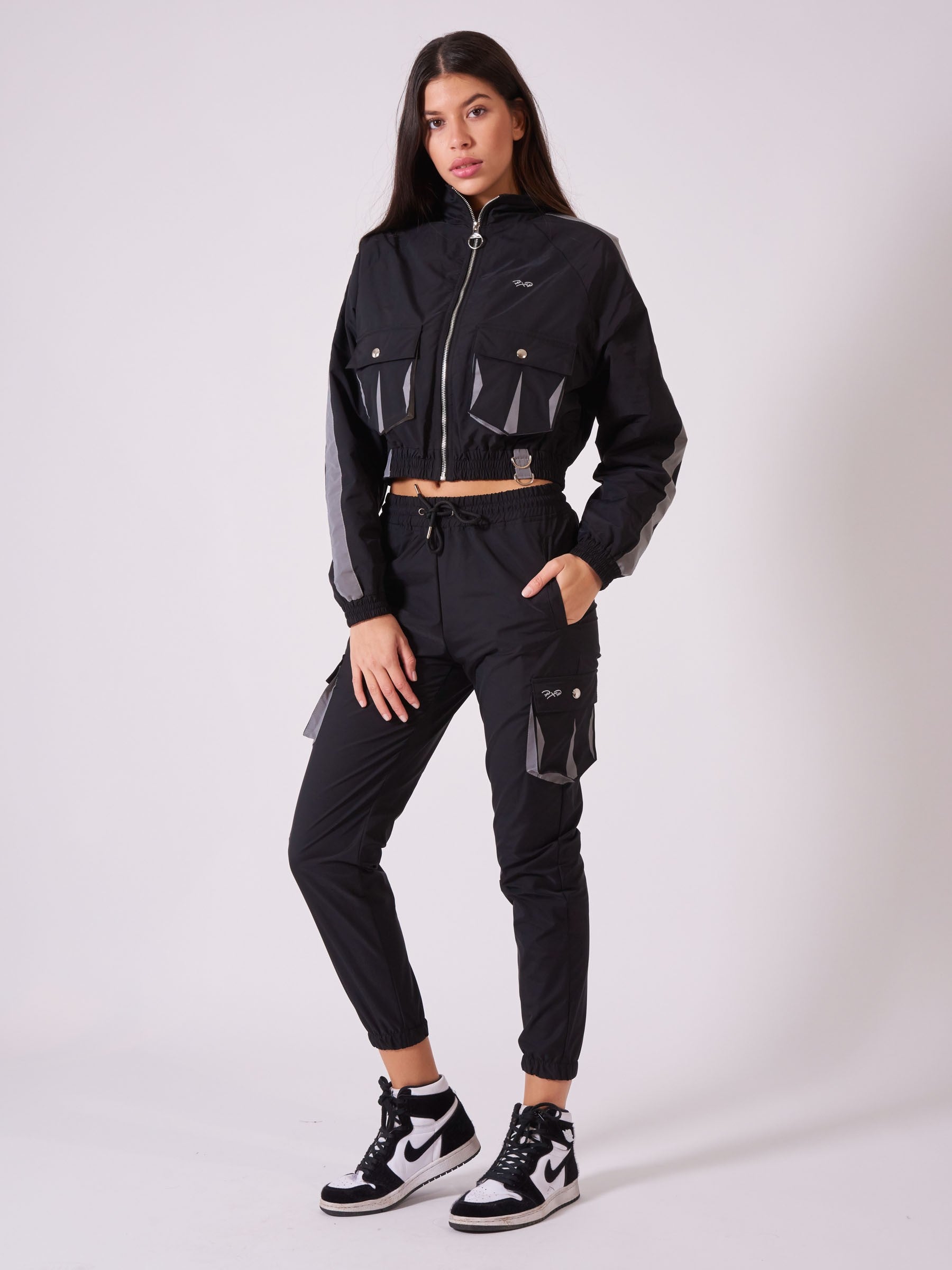 veste-courte-poches-oversize-noir-modelshot