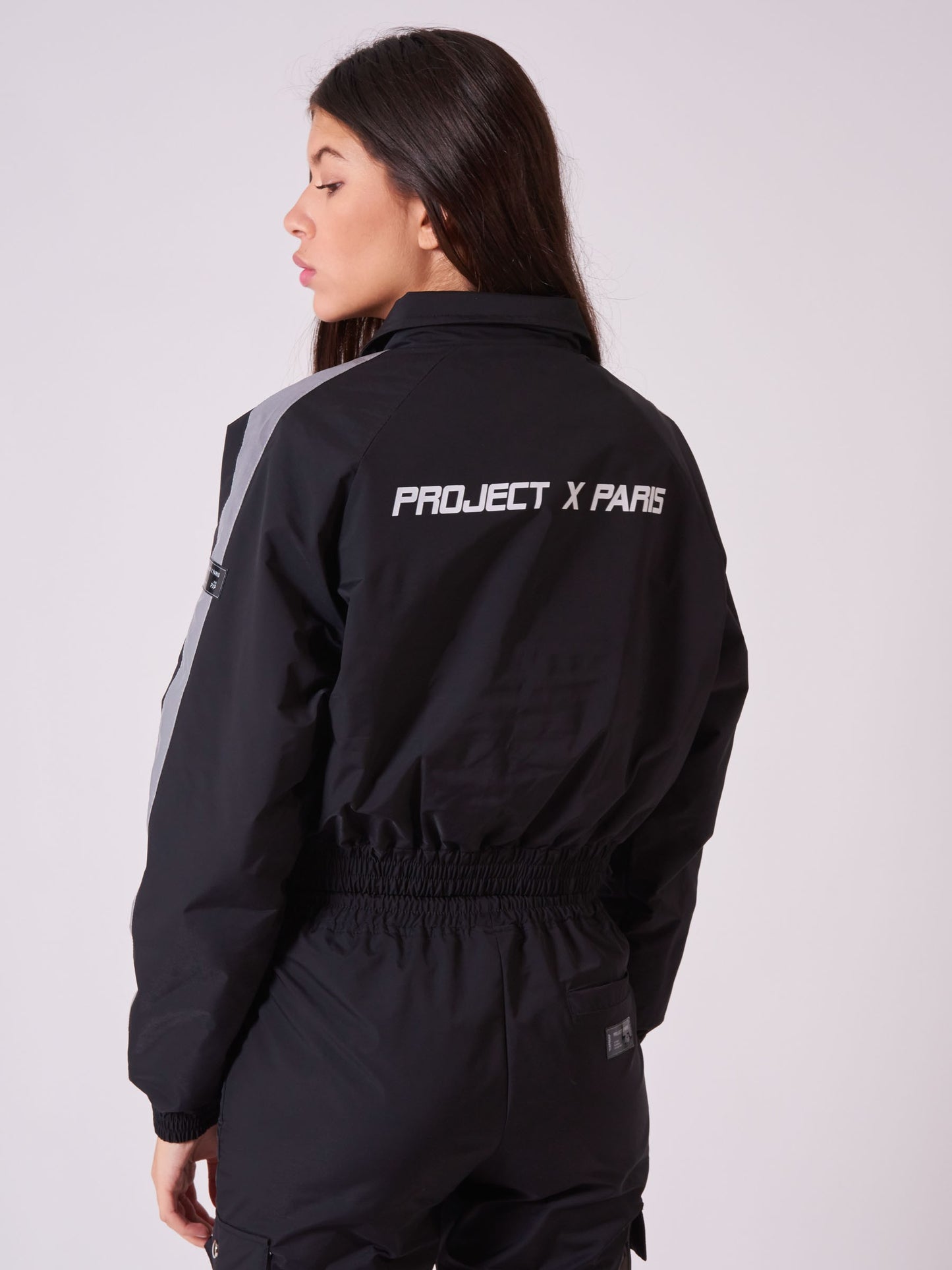 veste-courte-poches-oversize-noir-modelshot