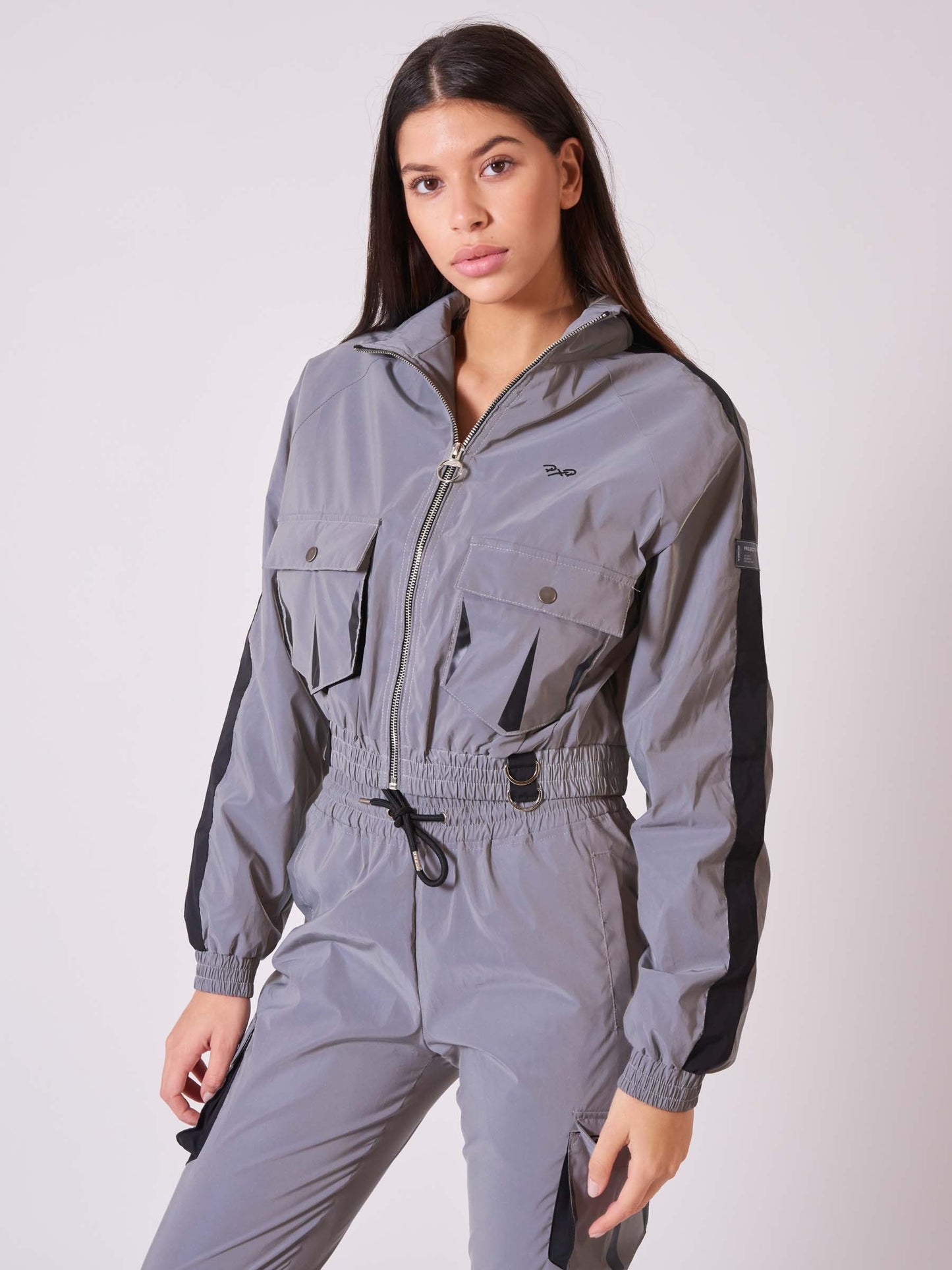 veste-courte-poches-oversize-reflechissant-modelshot