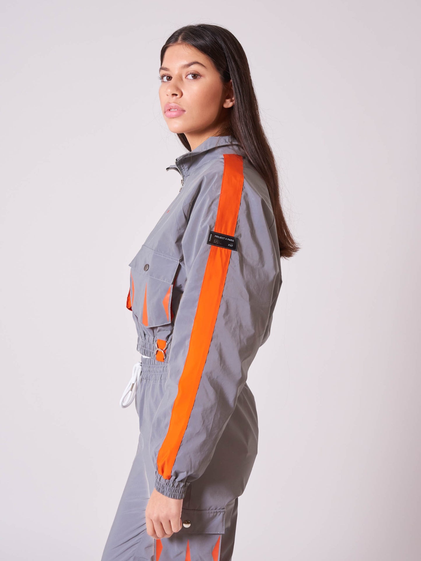 veste-courte-poches-oversize-orange-modelshot