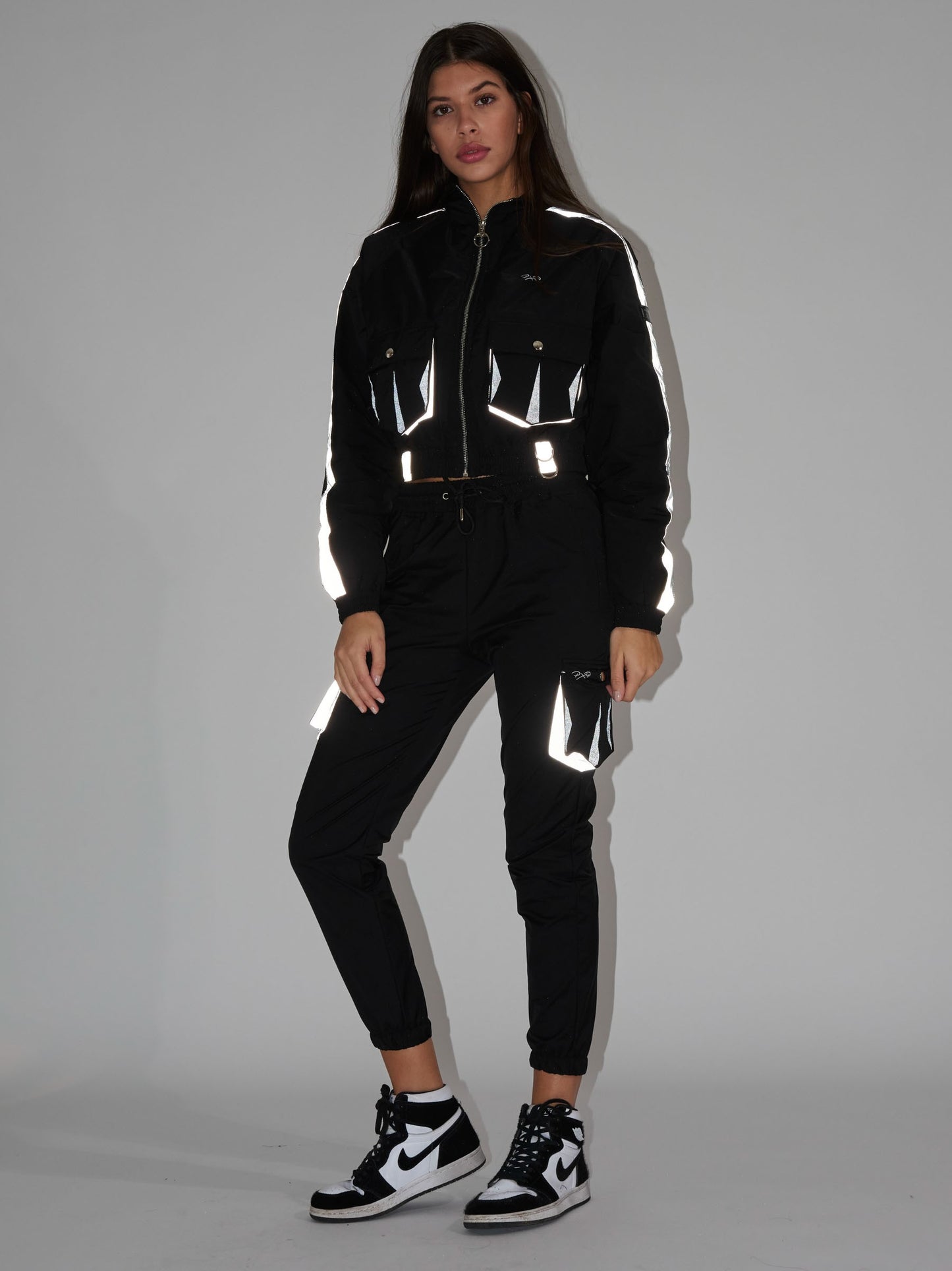 veste-courte-poches-oversize-noir-modelshot