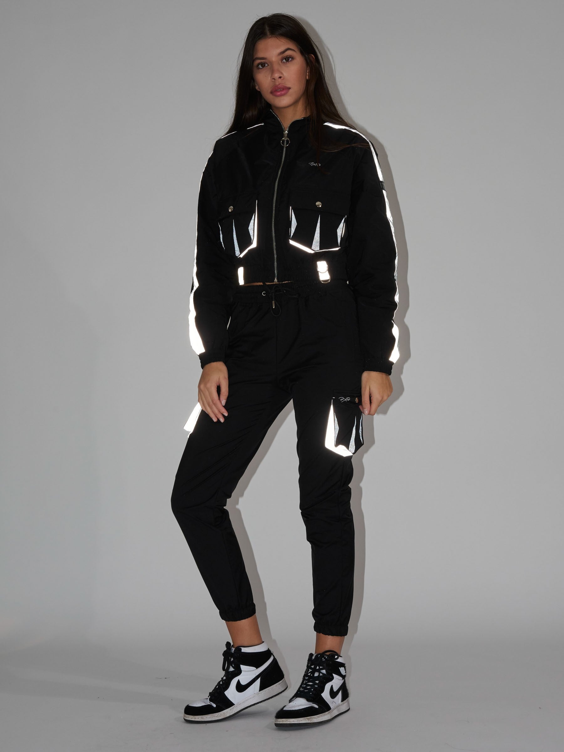 veste-courte-poches-oversize-noir-modelshot