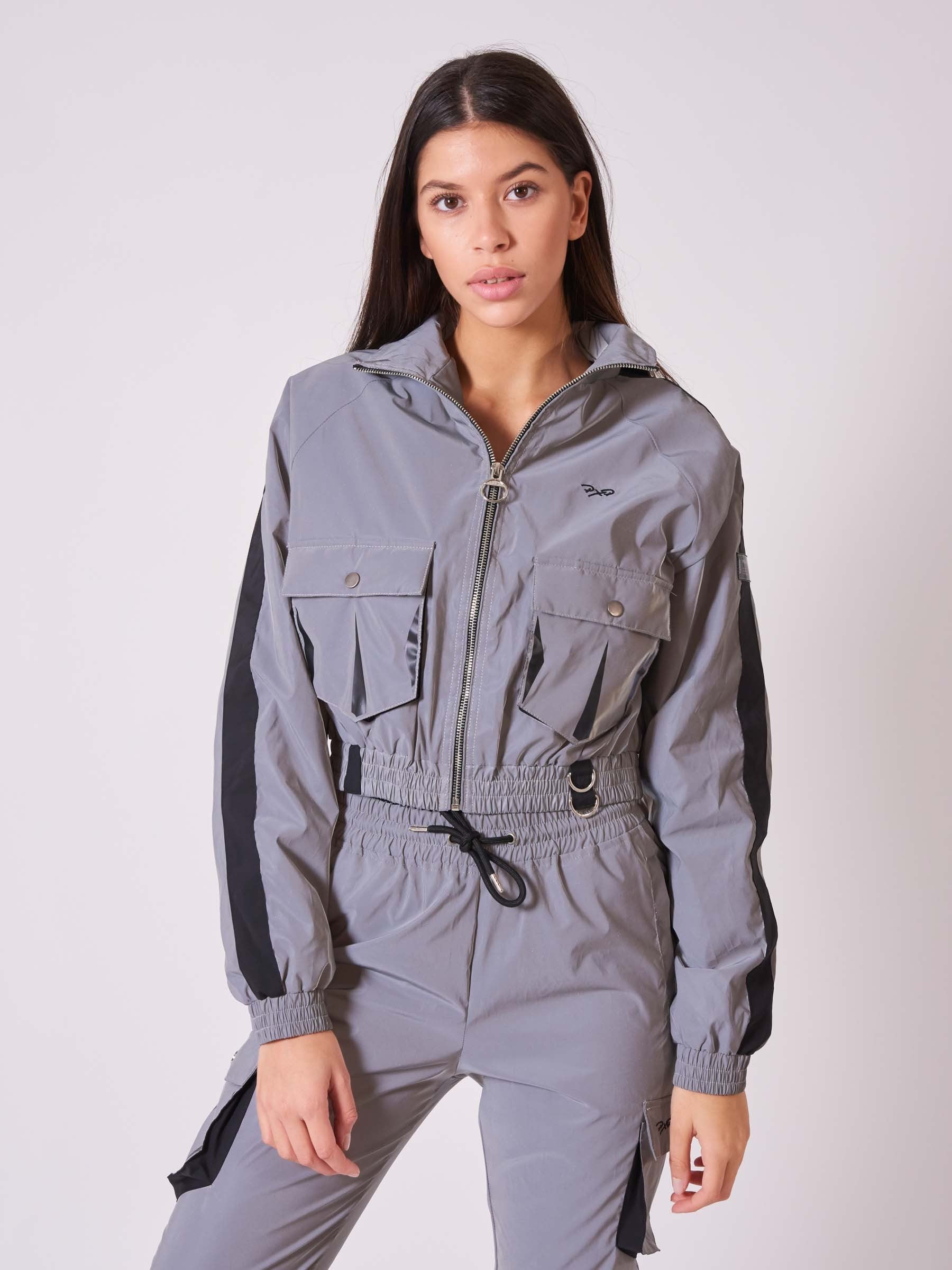 veste-courte-poches-oversize-reflechissant-modelshot