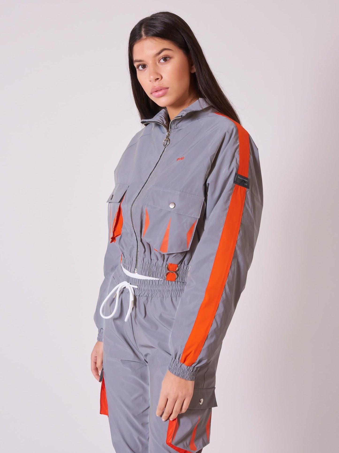 veste-courte-poches-oversize-orange-modelshot