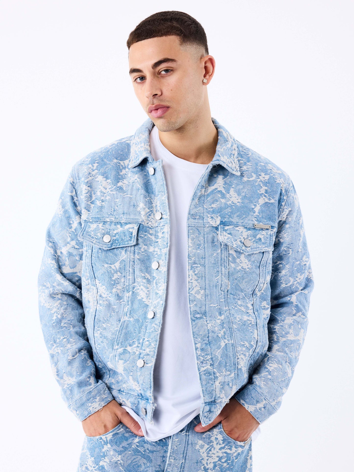 veste-en-denim-a-motif-abstrait-bleu