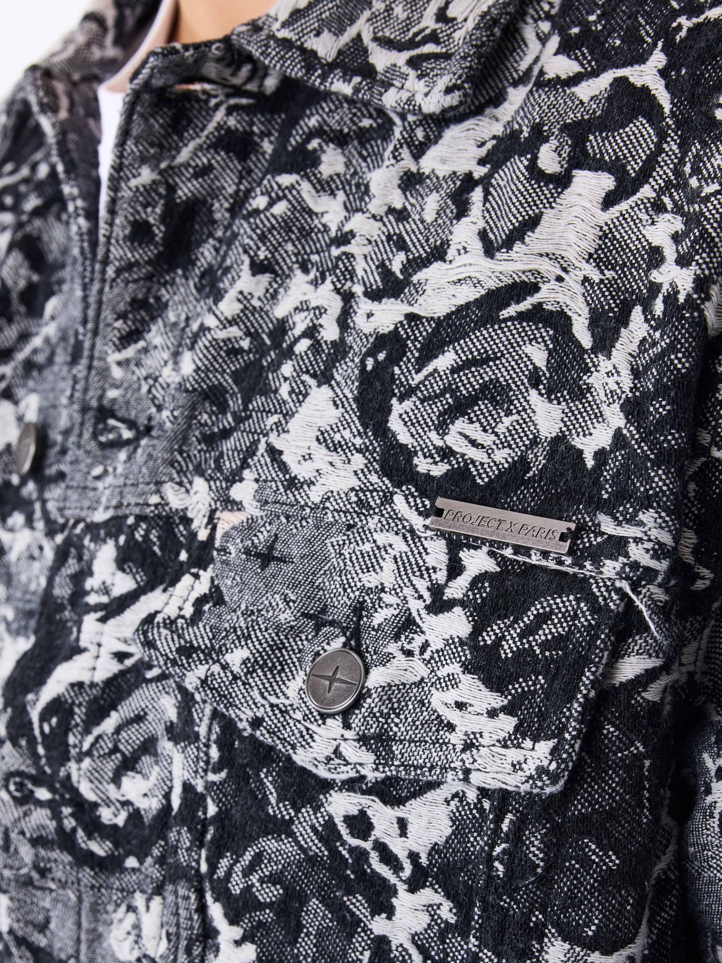 veste-en-denim-a-motif-abstrait-noir