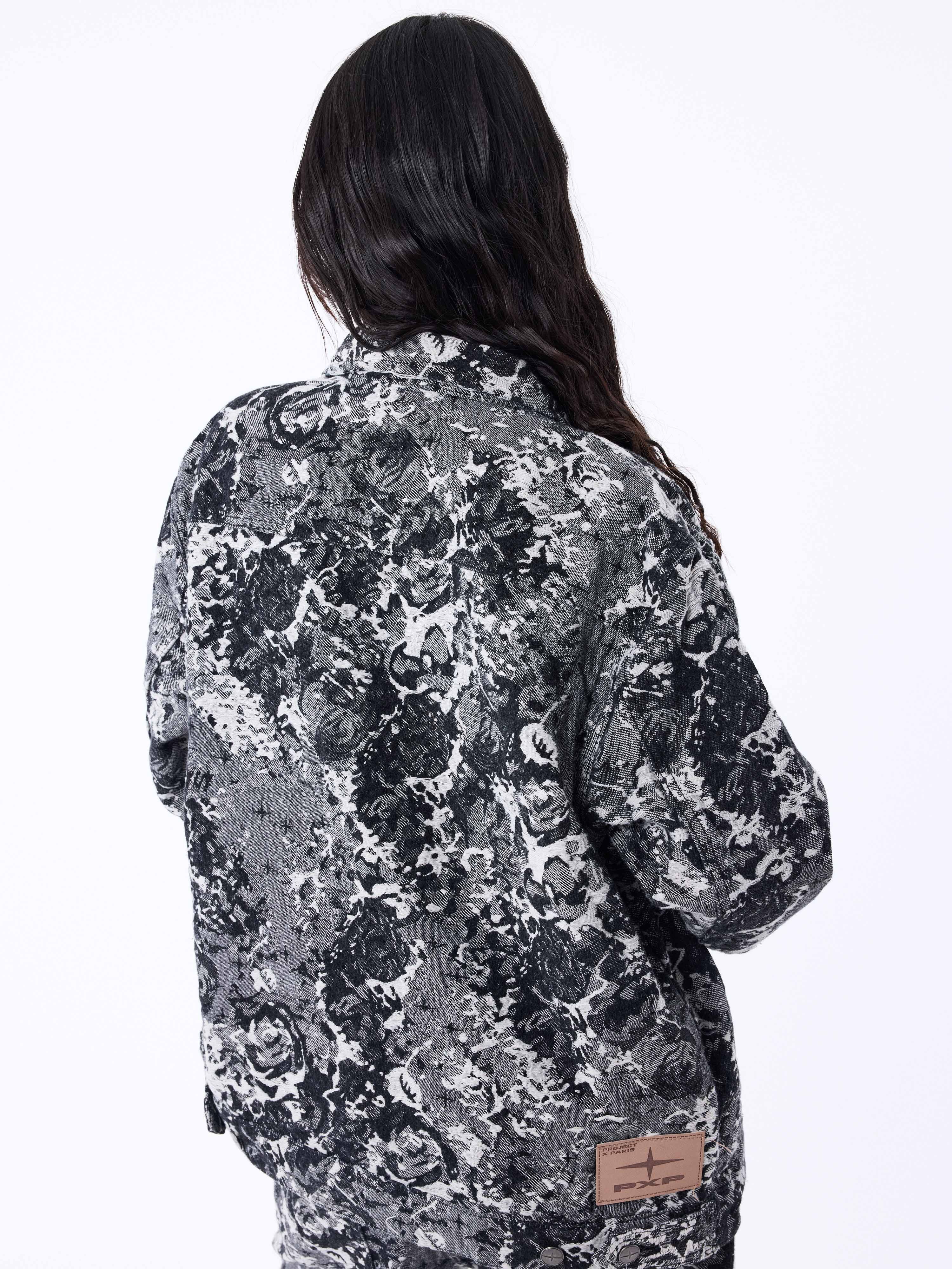 veste-en-denim-a-motif-abstrait-noir