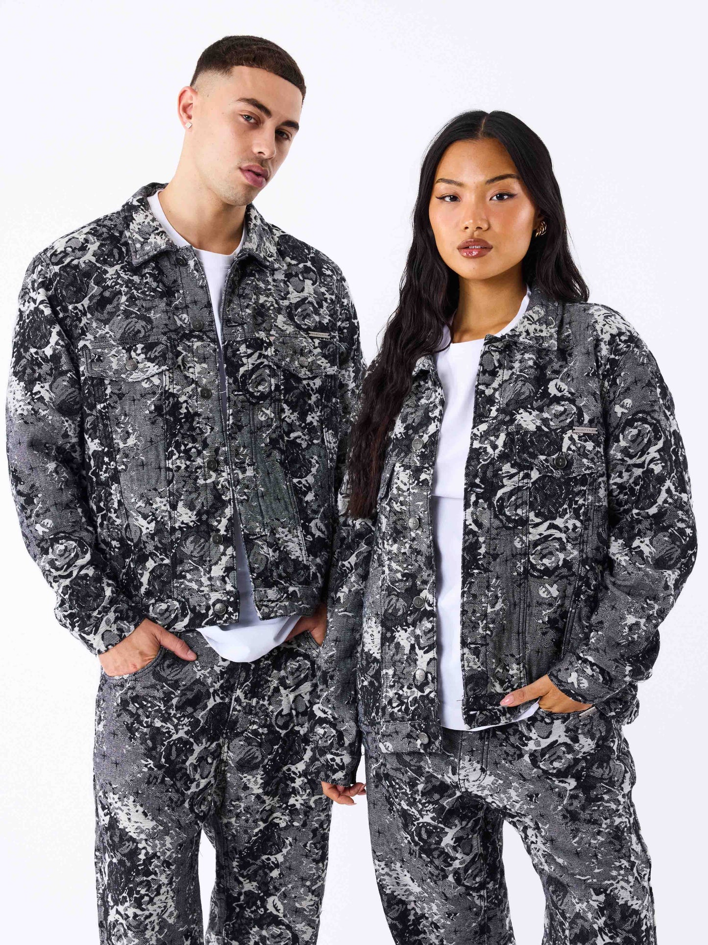 veste-en-denim-a-motif-abstrait-noir