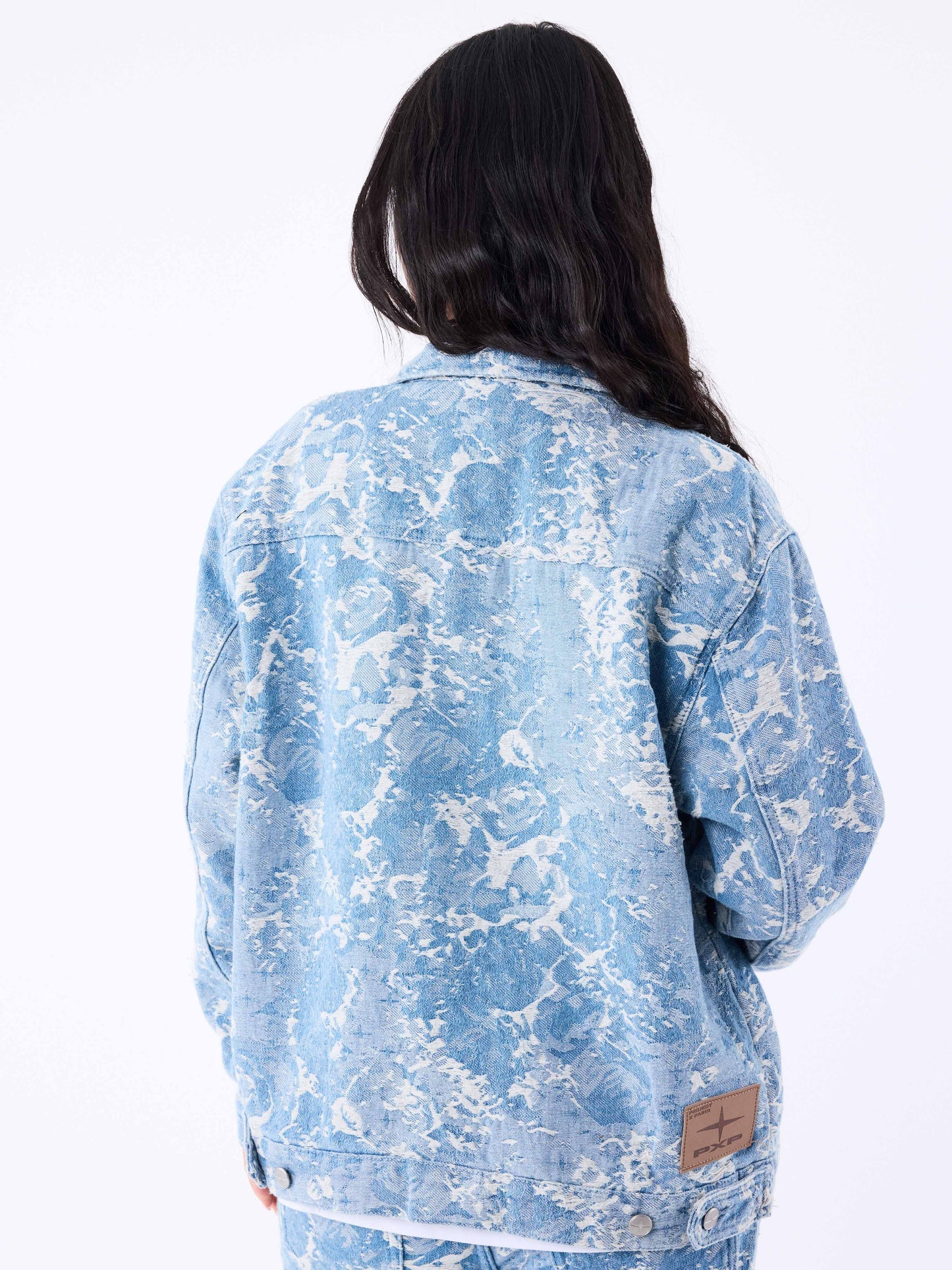 veste-en-denim-a-motif-abstrait-bleu