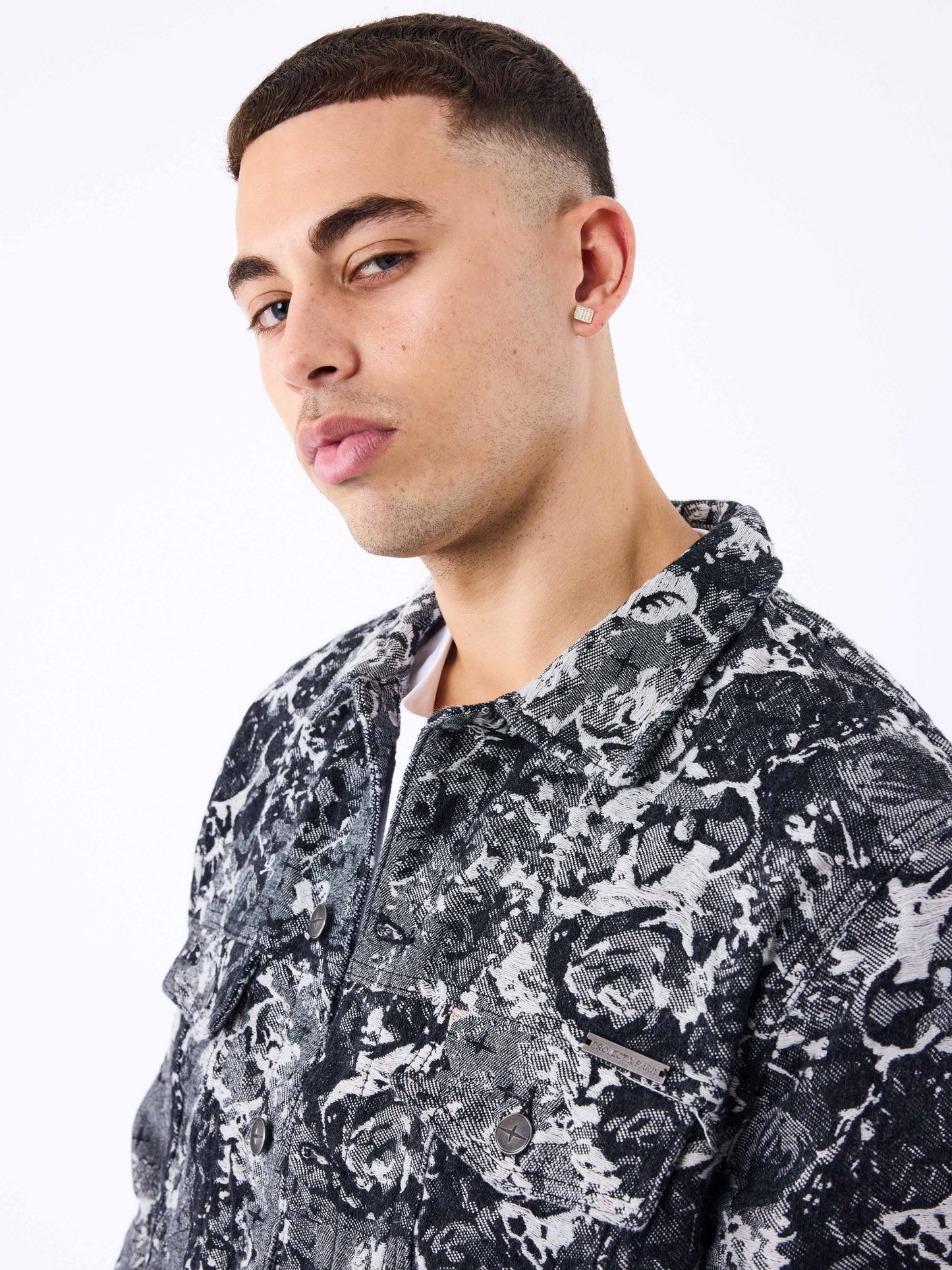 veste-en-denim-a-motif-abstrait-noir