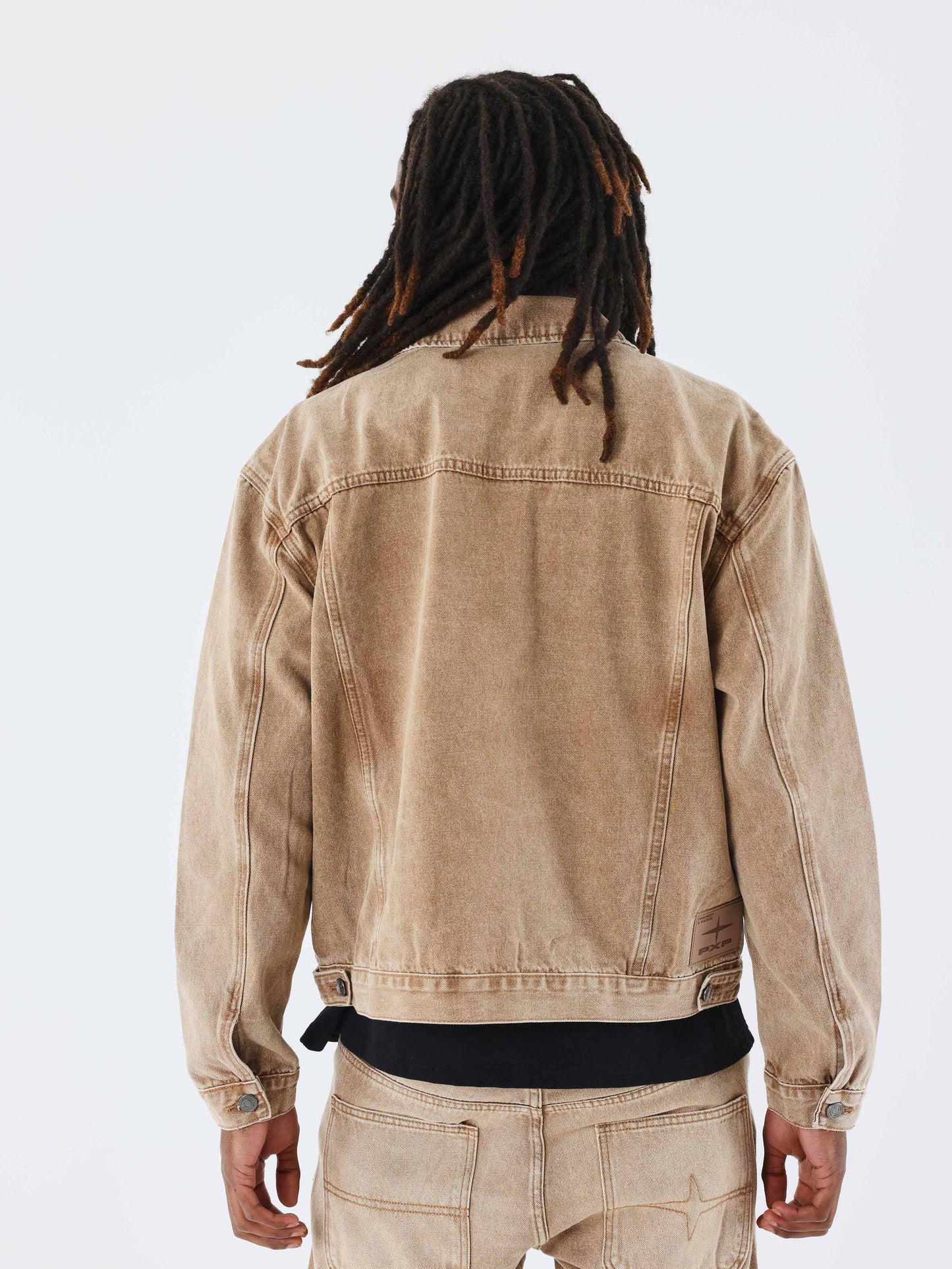 veste-en-jean-d-ensemble-camel-modelshot