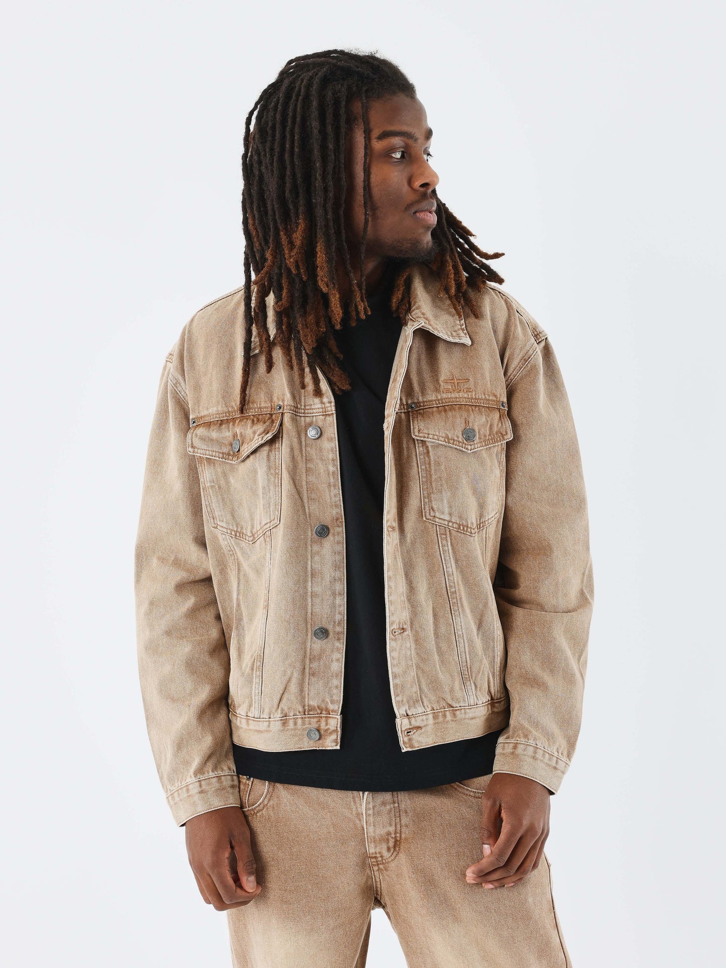 veste-en-jean-d-ensemble-camel-modelshot