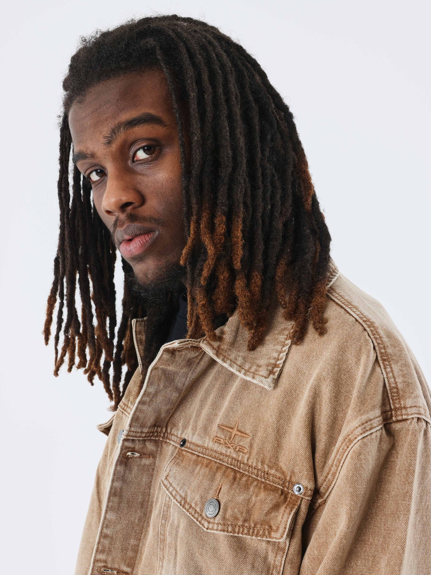 veste-en-jean-d-ensemble-camel-modelshot