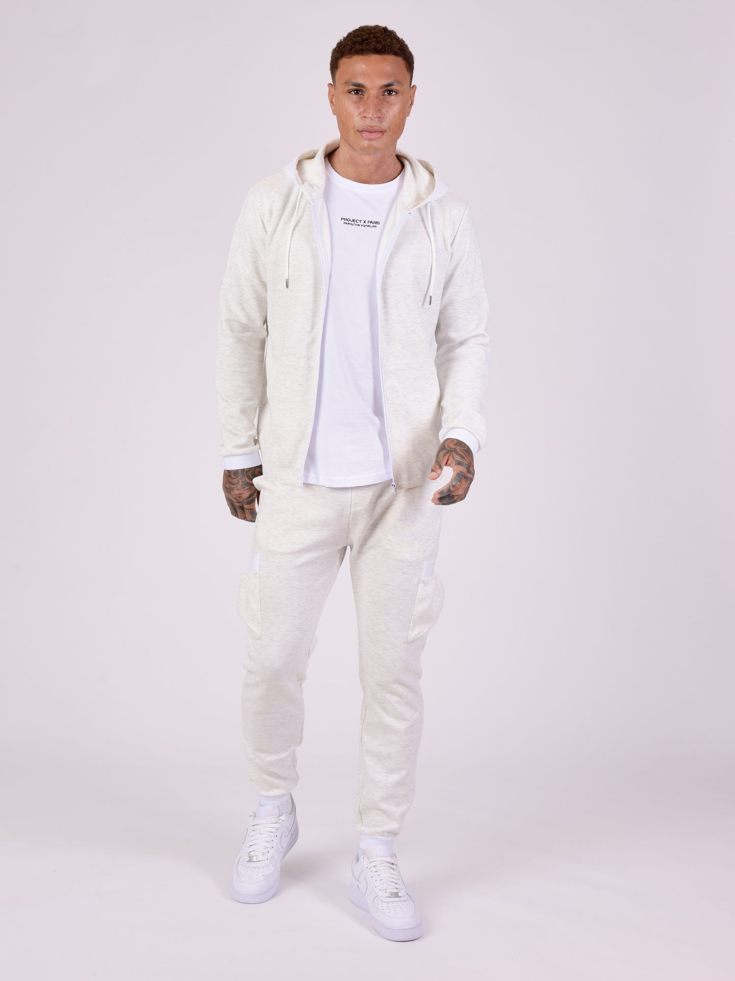 veste-en-tissus-texture-et-details-elastique-sport-blanc-modelshot