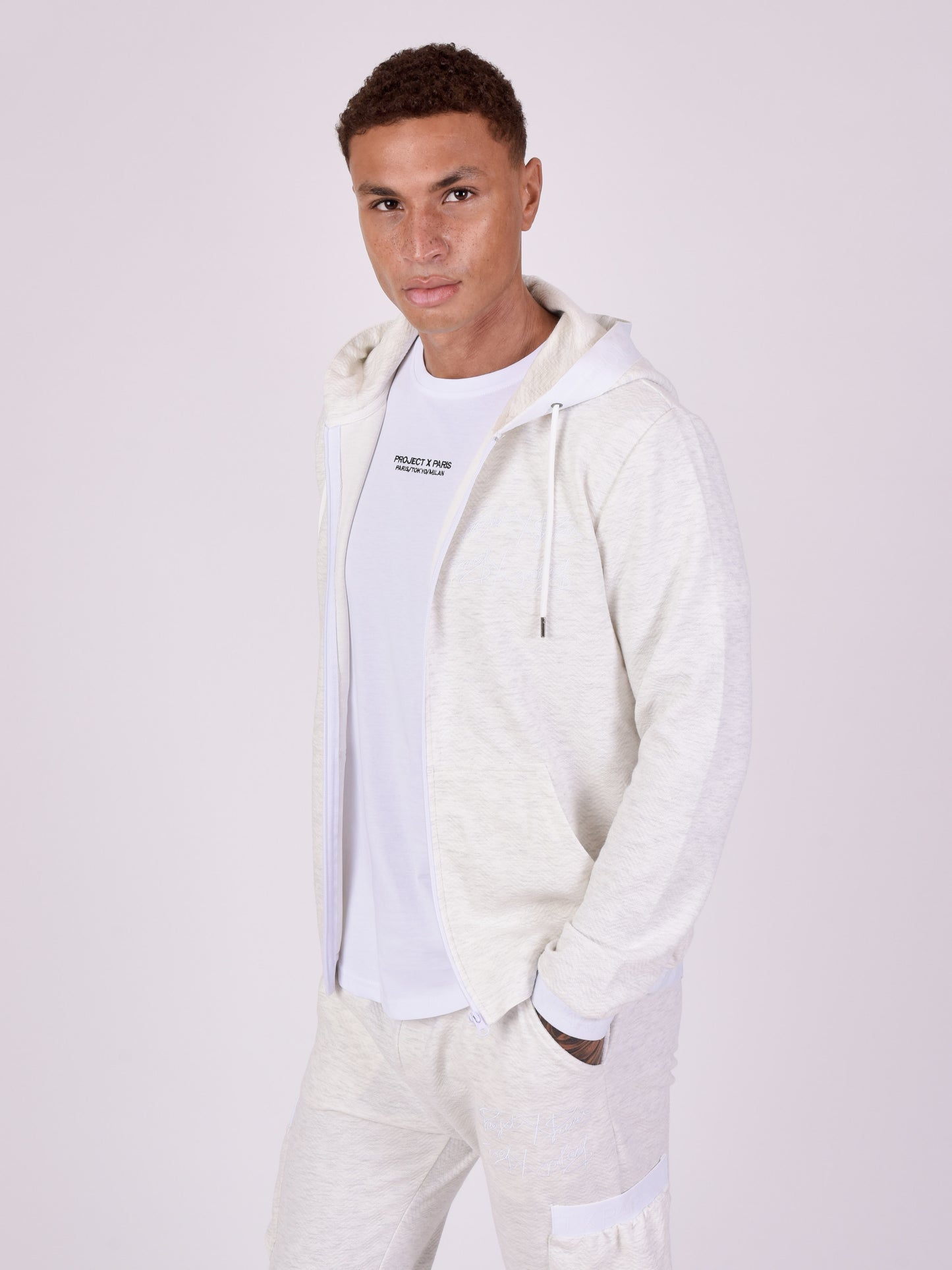 veste-en-tissus-texture-et-details-elastique-sport-blanc-modelshot
