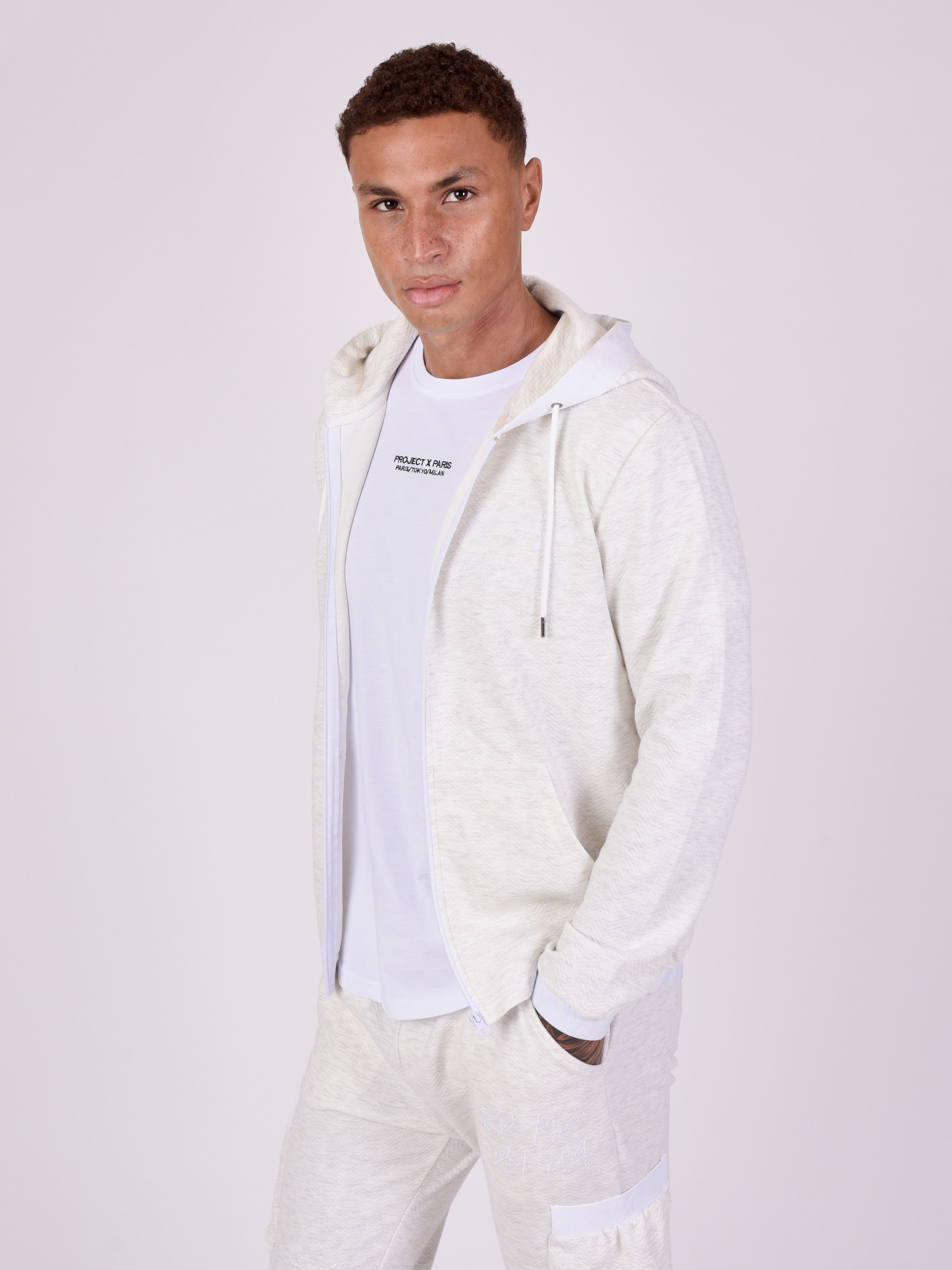 veste-en-tissus-texture-et-details-elastique-sport-blanc-modelshot