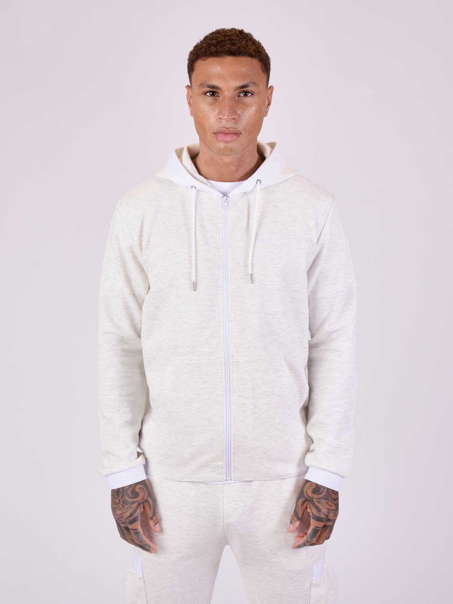 veste-en-tissus-texture-et-details-elastique-sport-blanc-modelshot