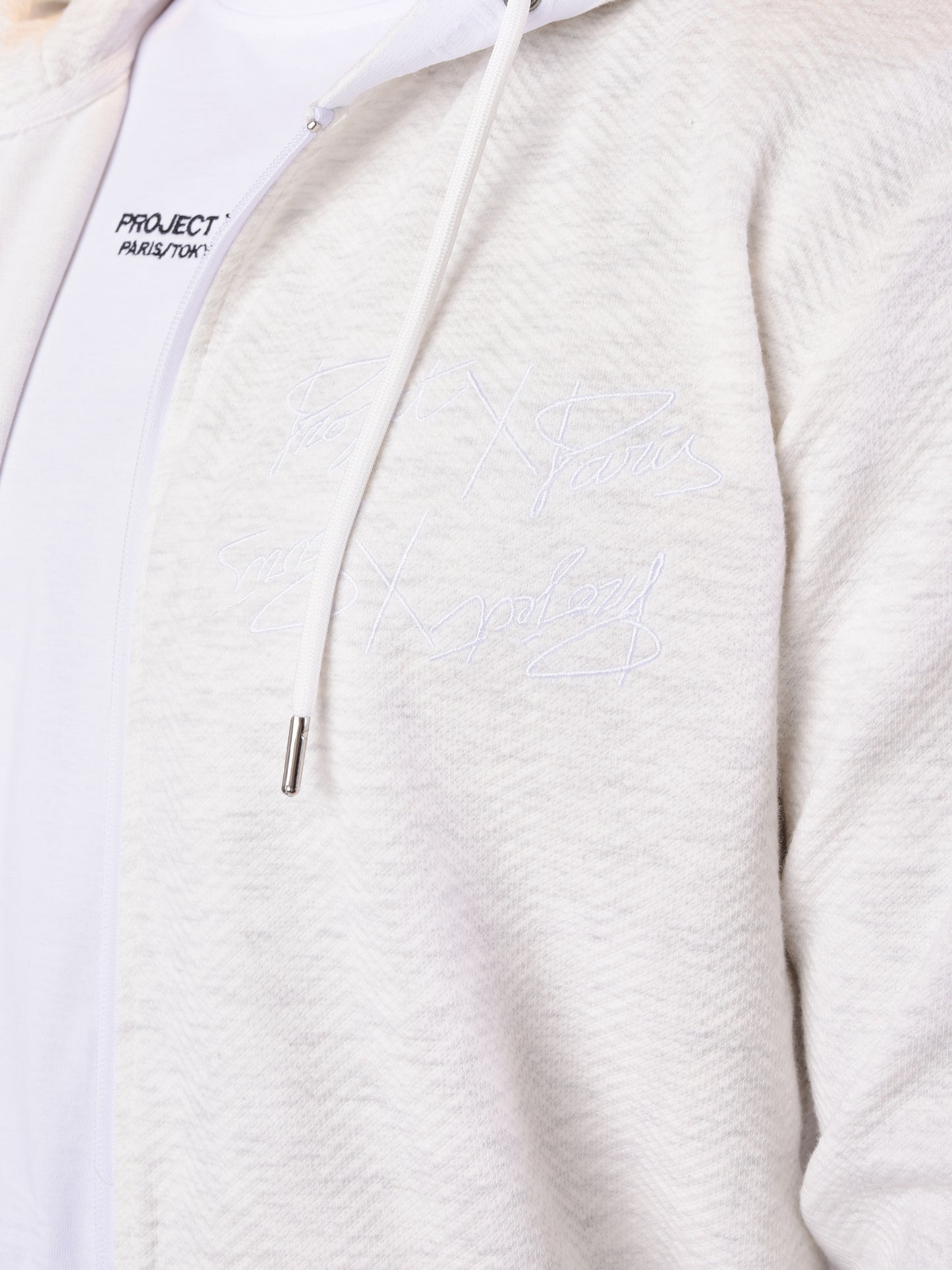 veste-en-tissus-texture-et-details-elastique-sport-blanc-detailshot