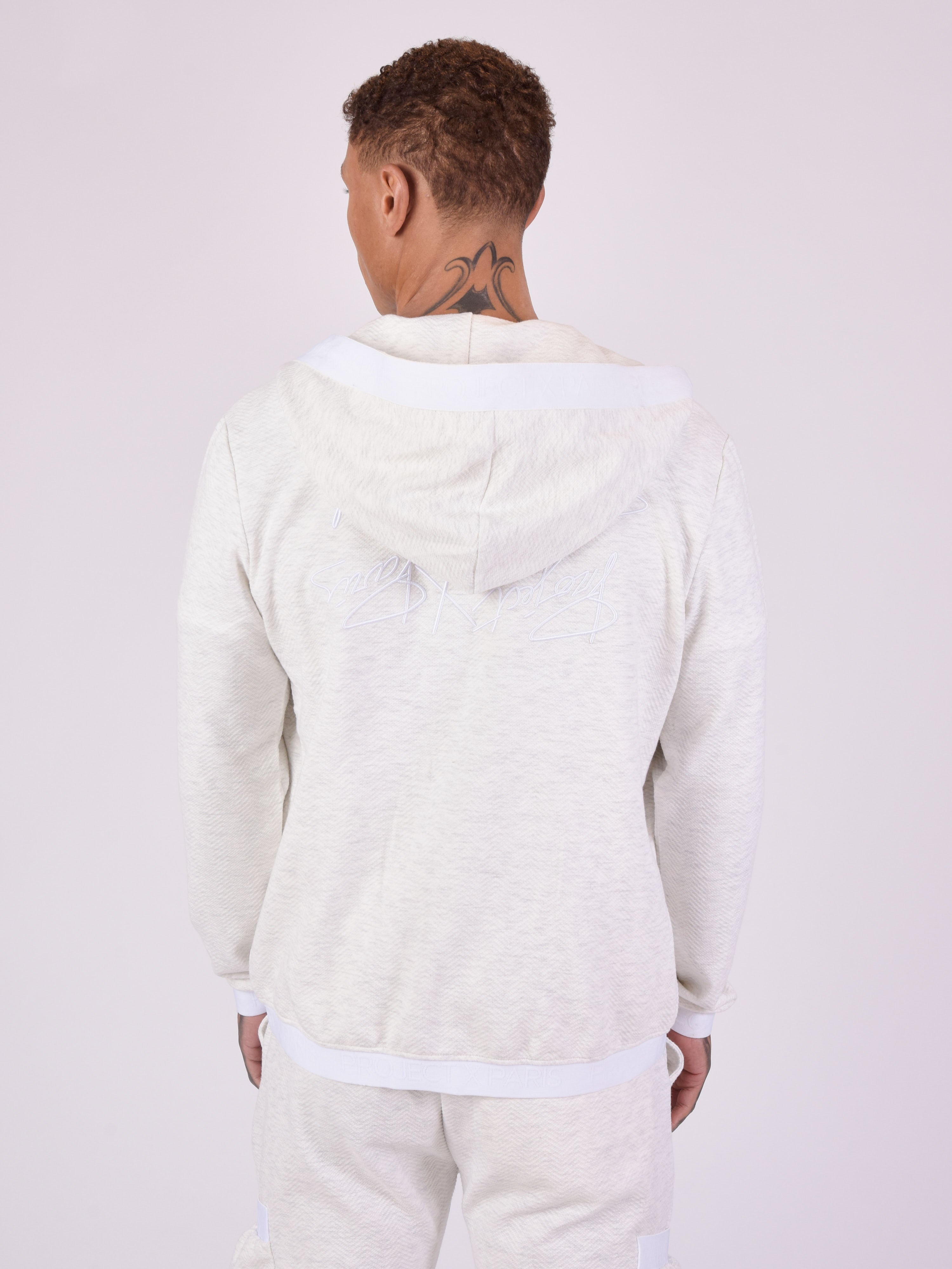 veste-en-tissus-texture-et-details-elastique-sport-blanc-modelshot