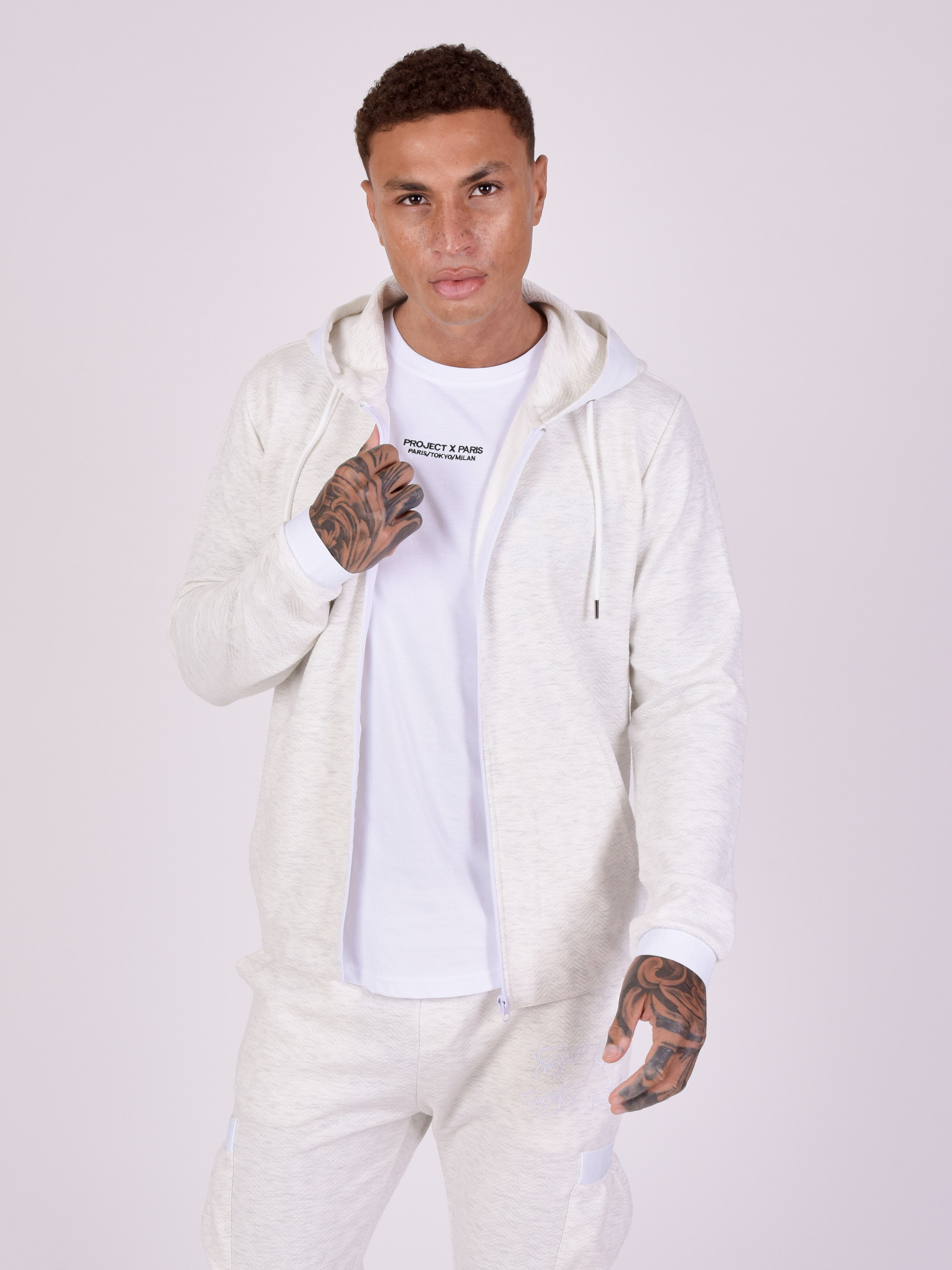 veste-en-tissus-texture-et-details-elastique-sport-blanc-modelshot