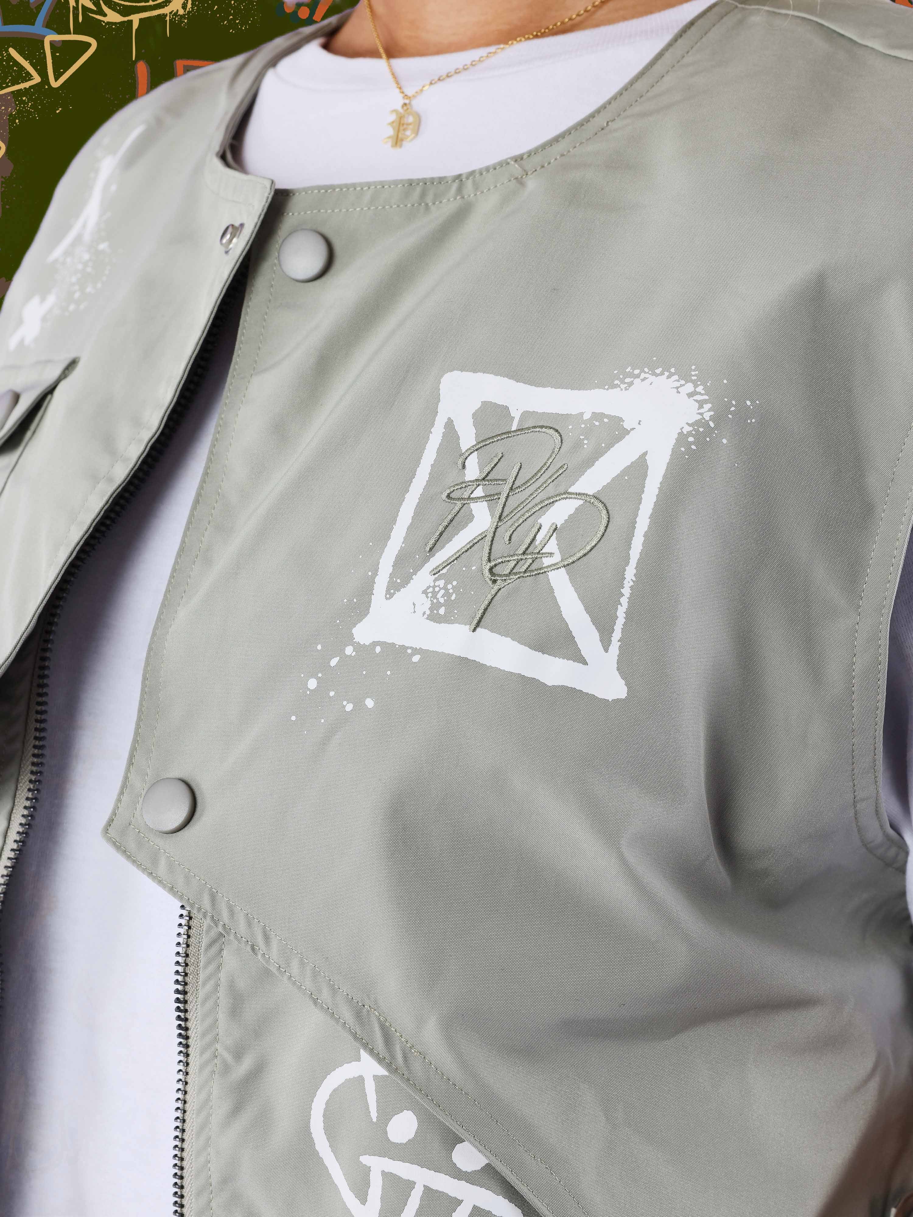 veste-gilet-sans-manche-arcane-olive-detailshot