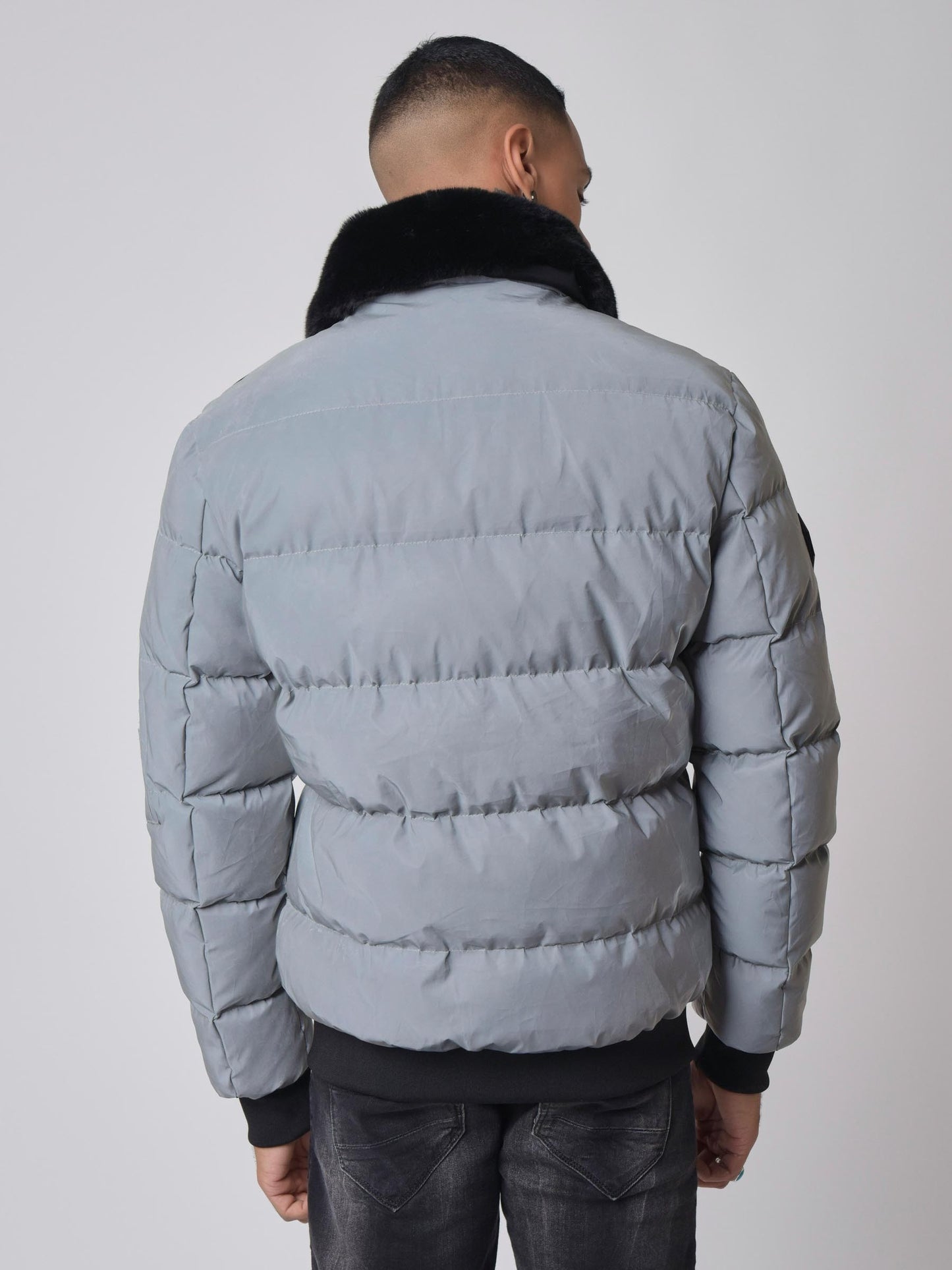 veste-matelassee-col-aviateur-en-fausse-fourrure-reflechissant-modelshot