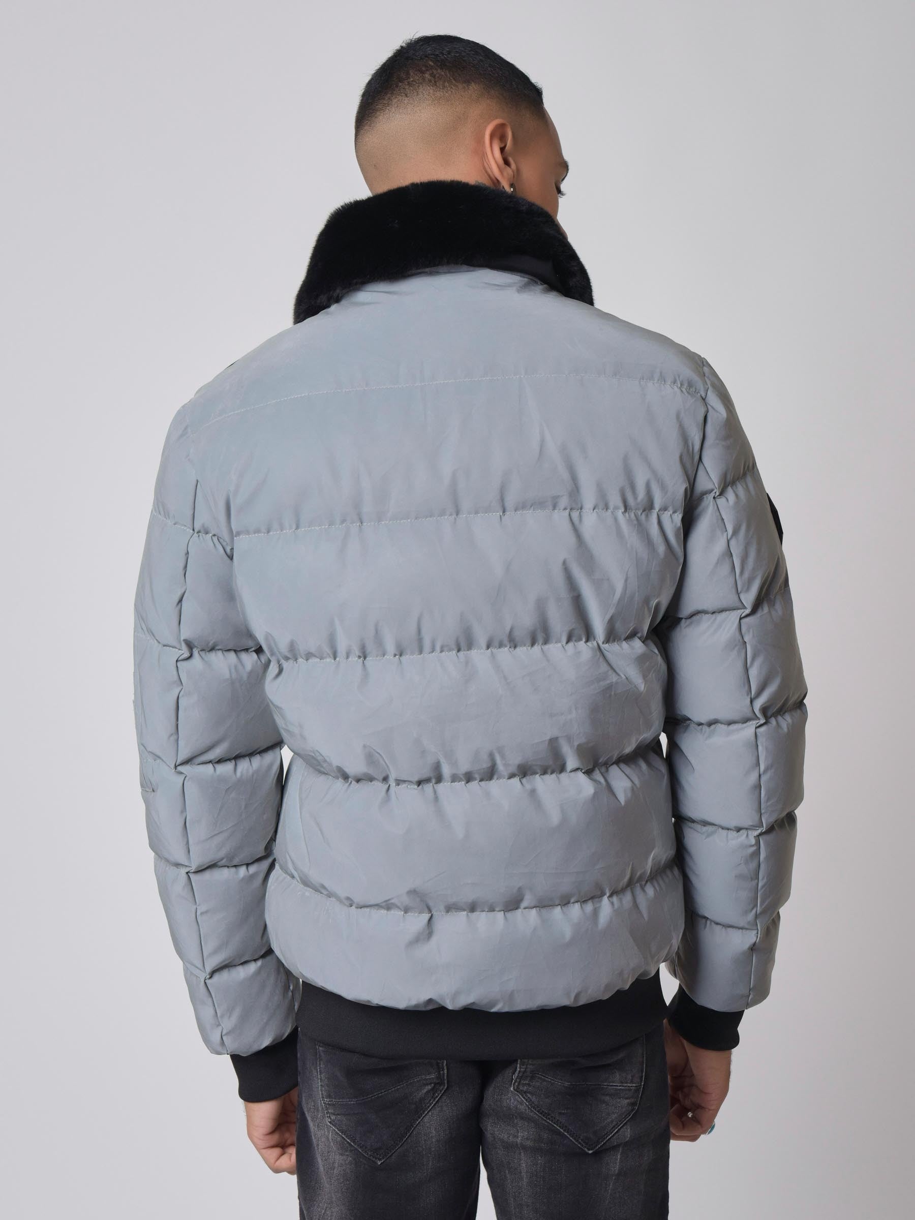 veste-matelassee-col-aviateur-en-fausse-fourrure-reflechissant-modelshot