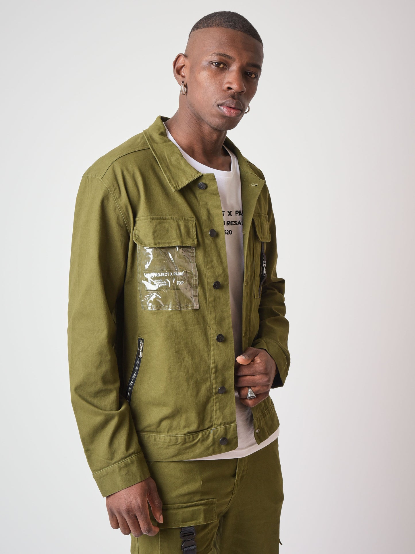 veste-poche-transparente-et-clip-kaki