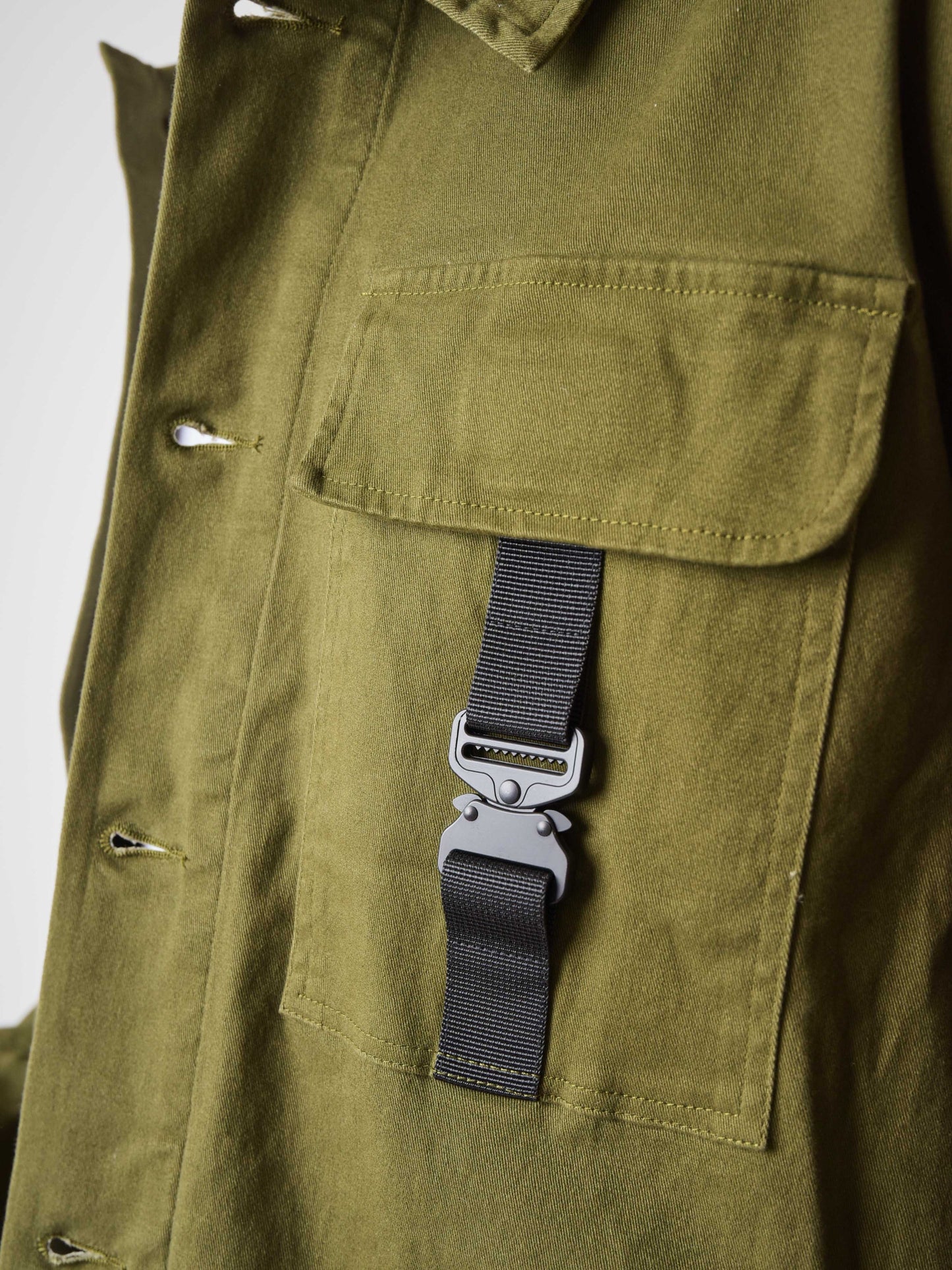 veste-poche-transparente-et-clip-kaki