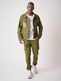 veste-poche-transparente-et-clip-kaki-modelshot
