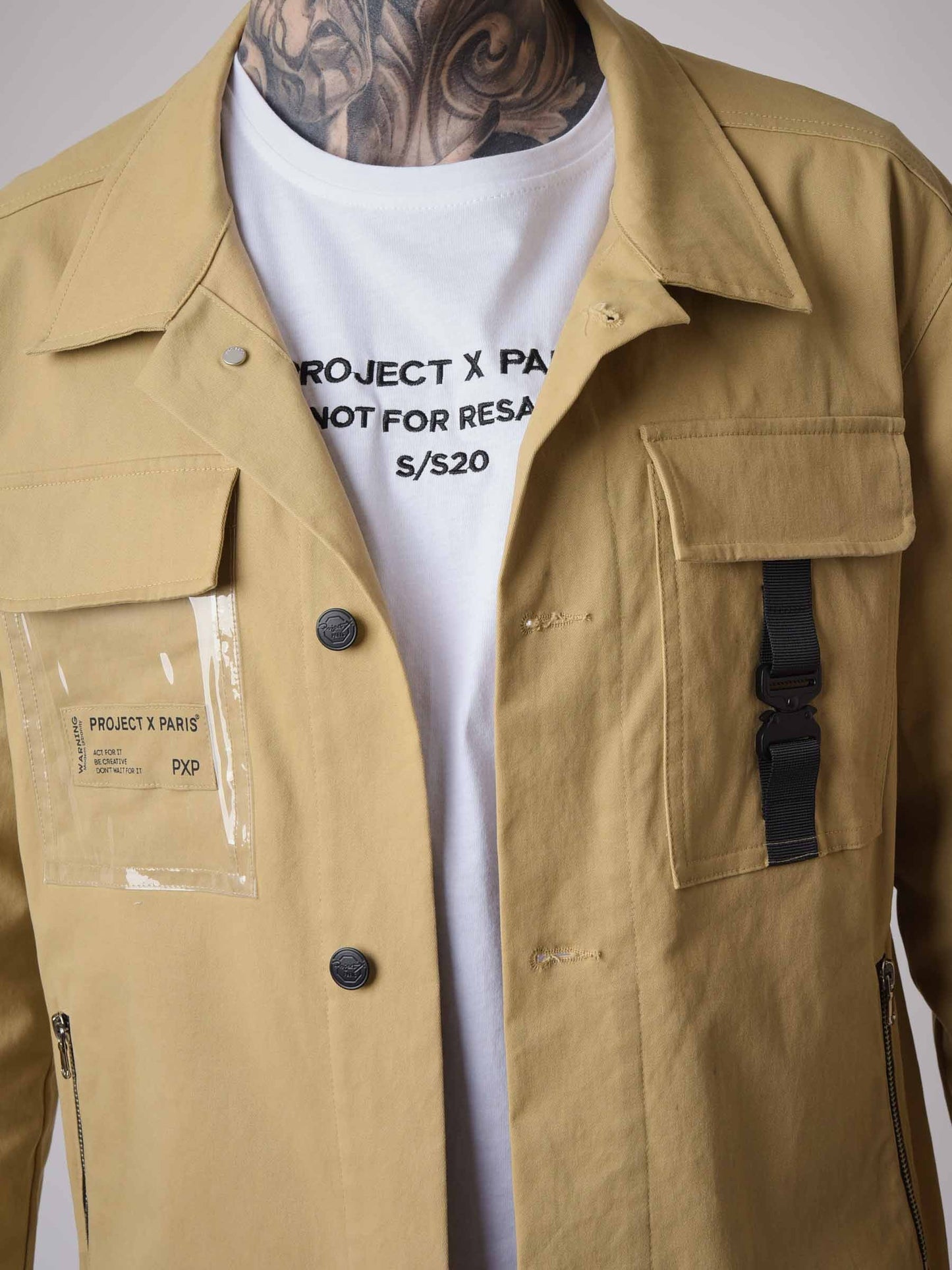 veste-poche-transparente-et-clip-beige