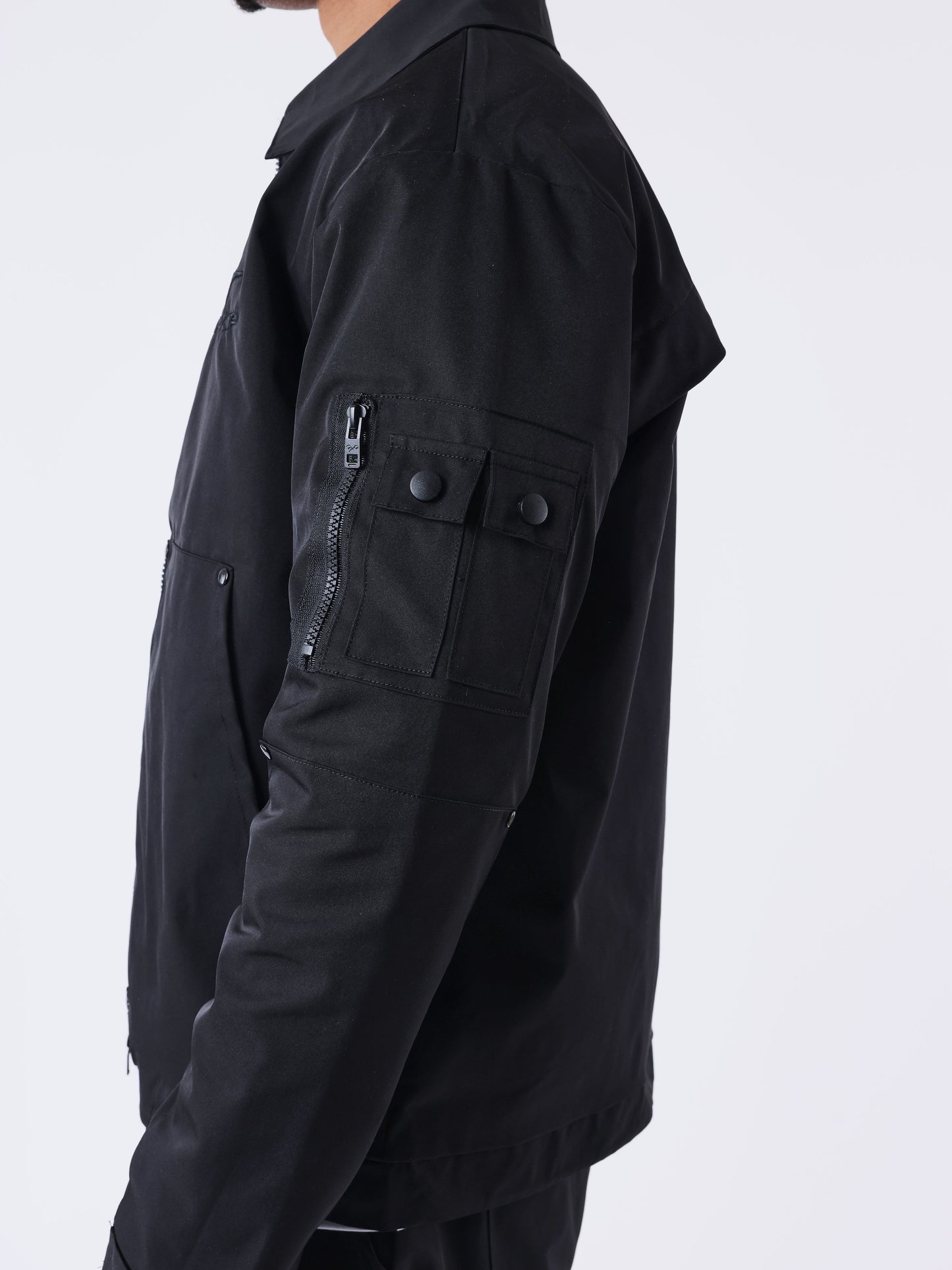 veste-technique-collaboration-kalash-noir-modelshot
