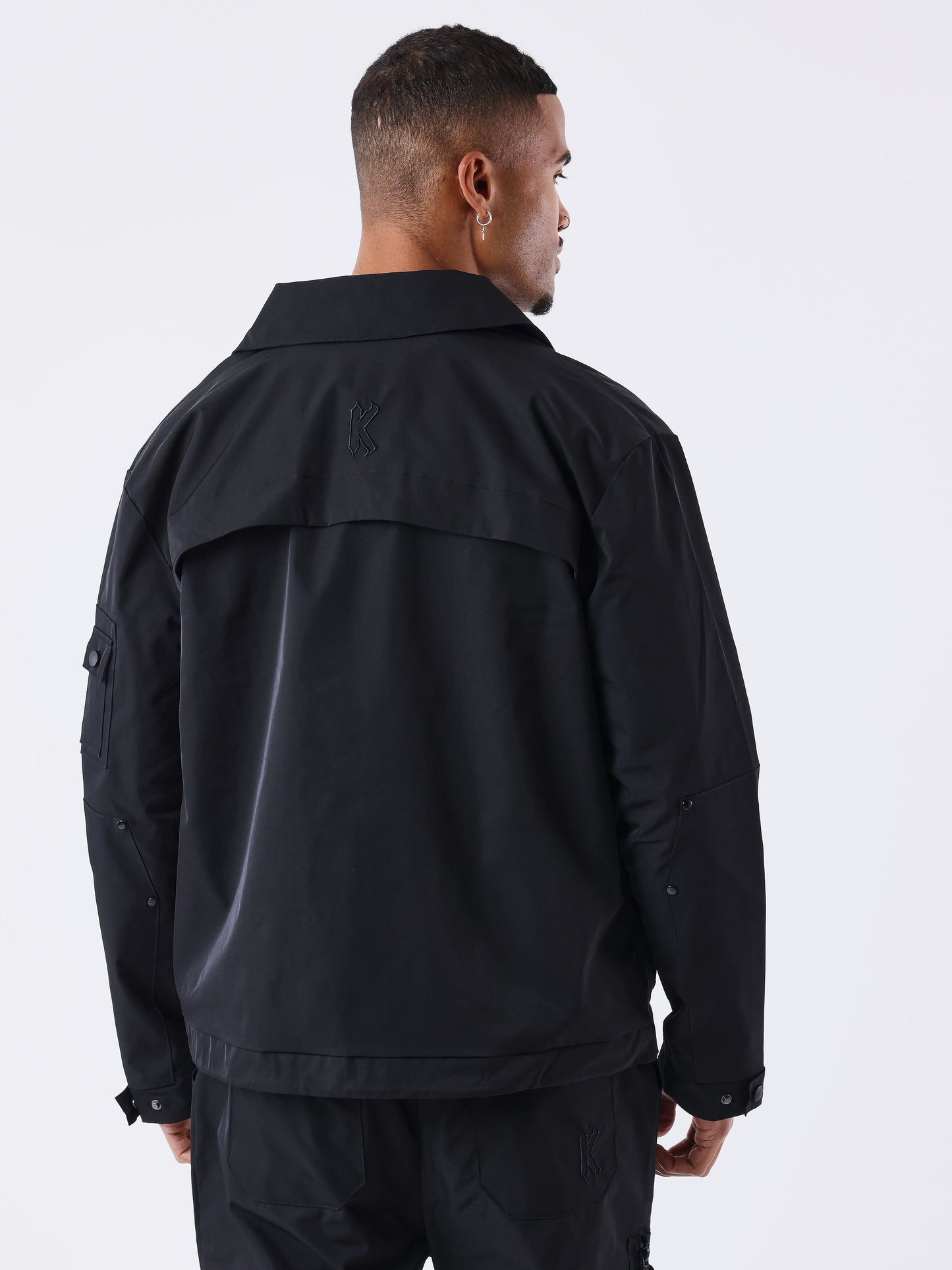 veste-technique-collaboration-kalash-noir-modelshot