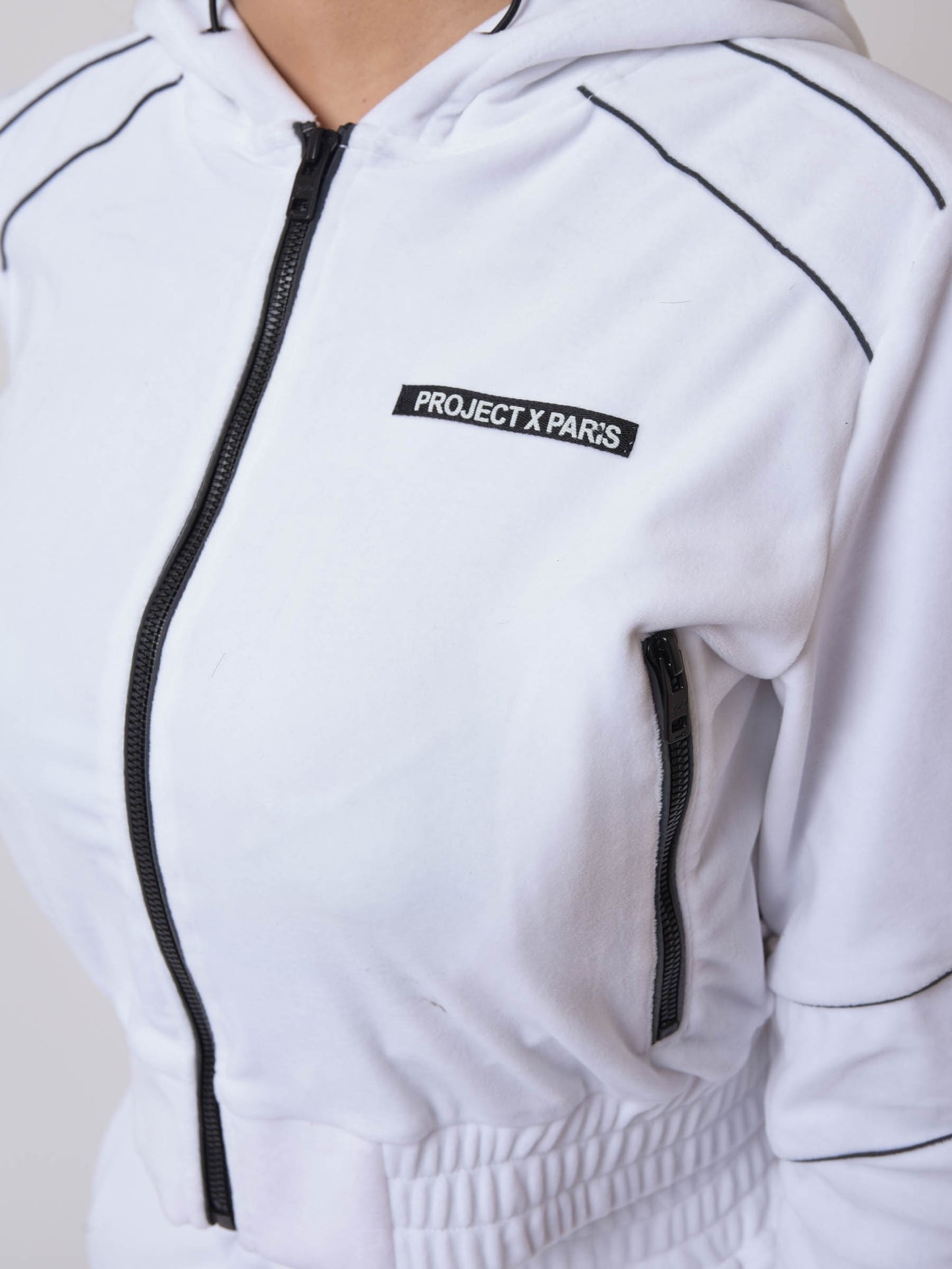 veste-velvet-a-capuche-avec-pipings-contrastes-blanc