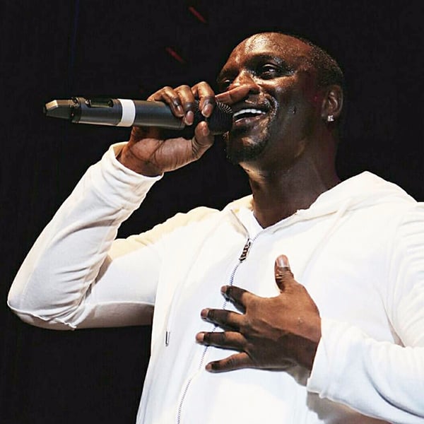 Akon em conjunto de veludo Project X Paris