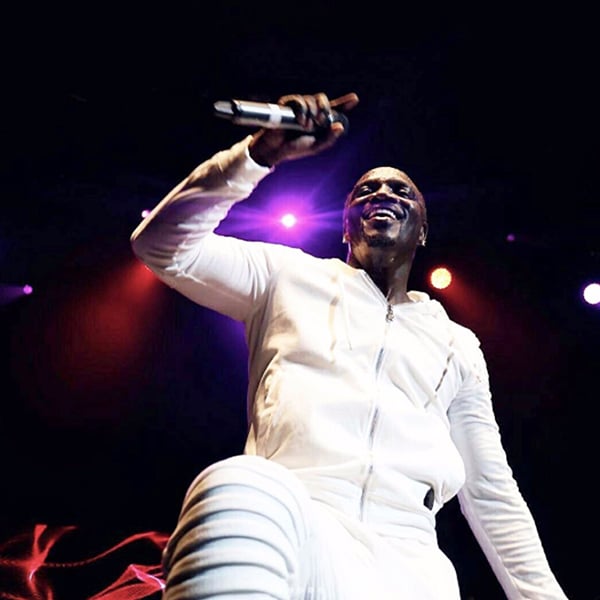 Akon em conjunto de veludo Project X Paris